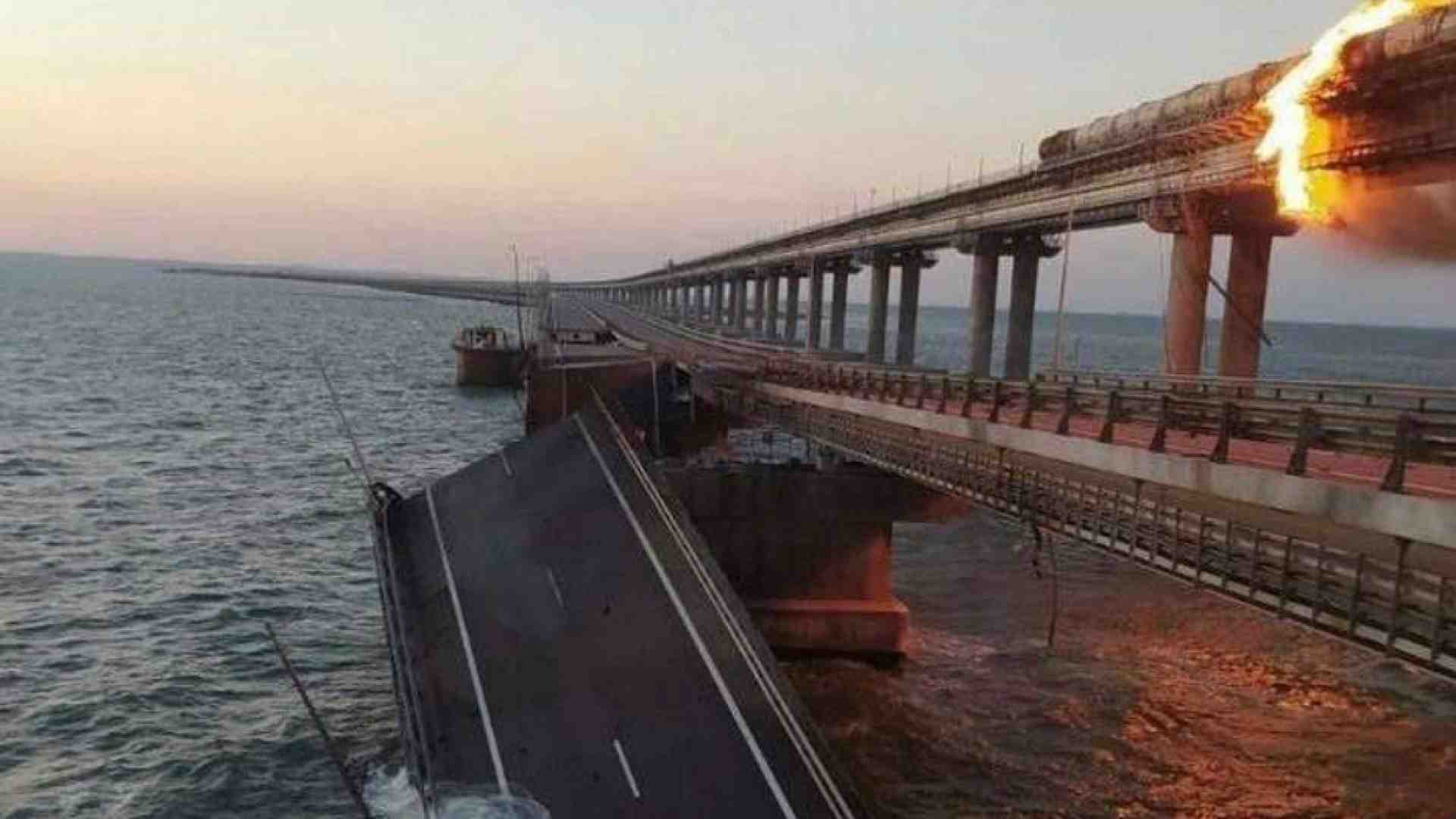 Immagine di Crimea, in fiamme il ponte di Kerch. Kiev: "È solo l'inizio"
