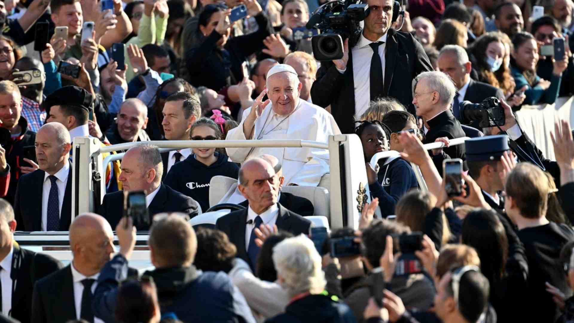Immagine di Papa Francesco: porto dentro di me il dolore del popolo ucraino