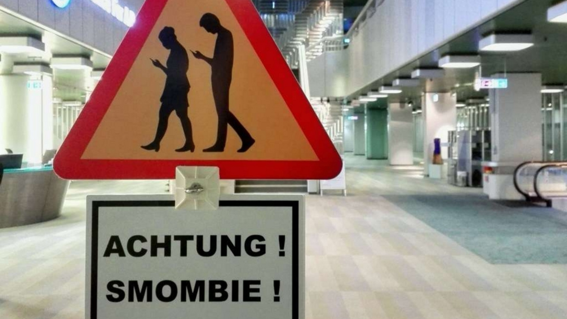 Immagine di Smombie: gli “zombie con lo smartphone” entrano nella Treccani