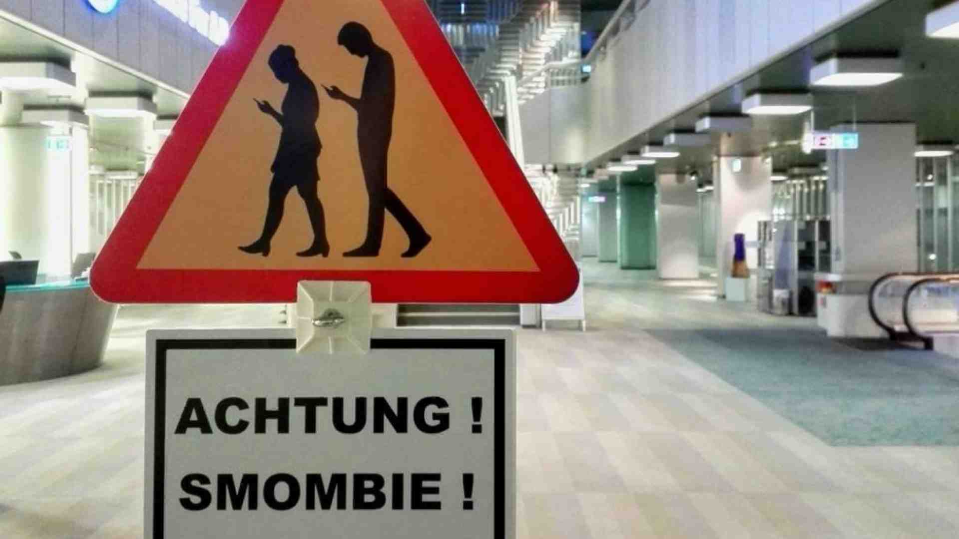 Immagine di Smombie: gli “zombie con lo smartphone” entrano nella Treccani