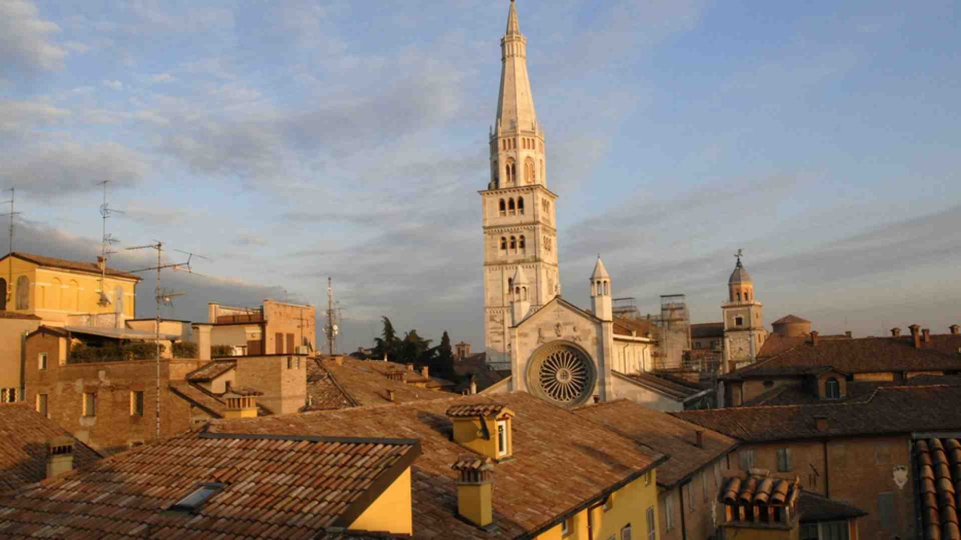 Immagine di Modena, due sacerdoti sollevati dalla guida della parrocchia