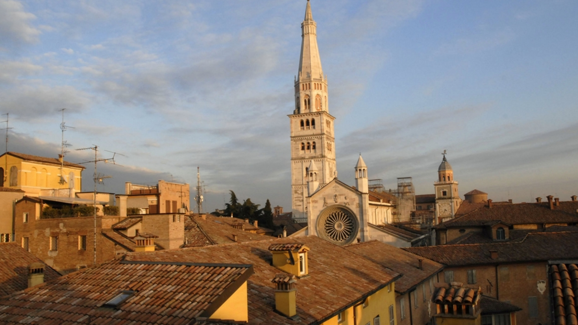 Immagine di Modena, due sacerdoti sollevati dalla guida della parrocchia