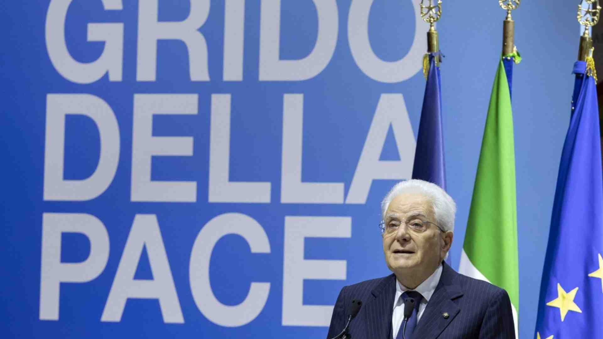 Immagine di Mattarella, Macron e Zuppi per la pace: "La guerra, sfida ai nostri valori"