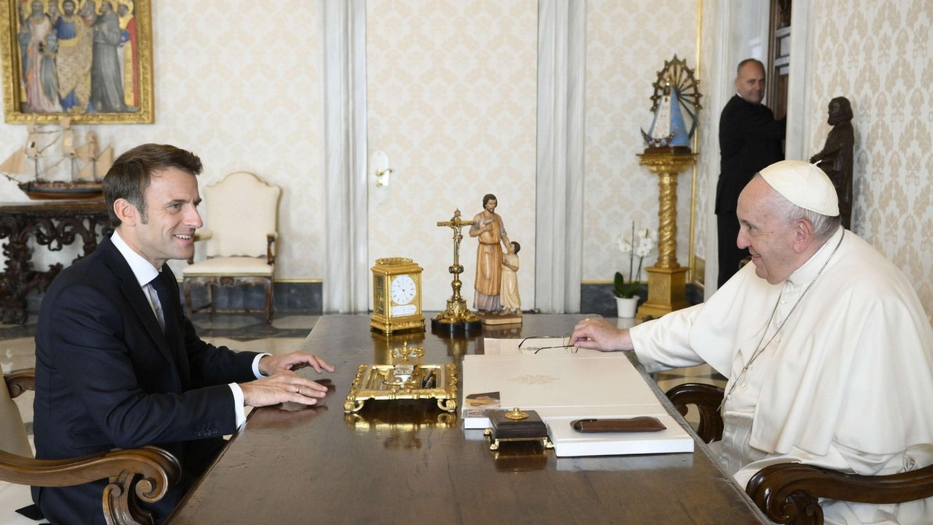 Immagine di Macron da Francesco per quasi un'ora, al centro la crisi umanitaria in Ucraina
