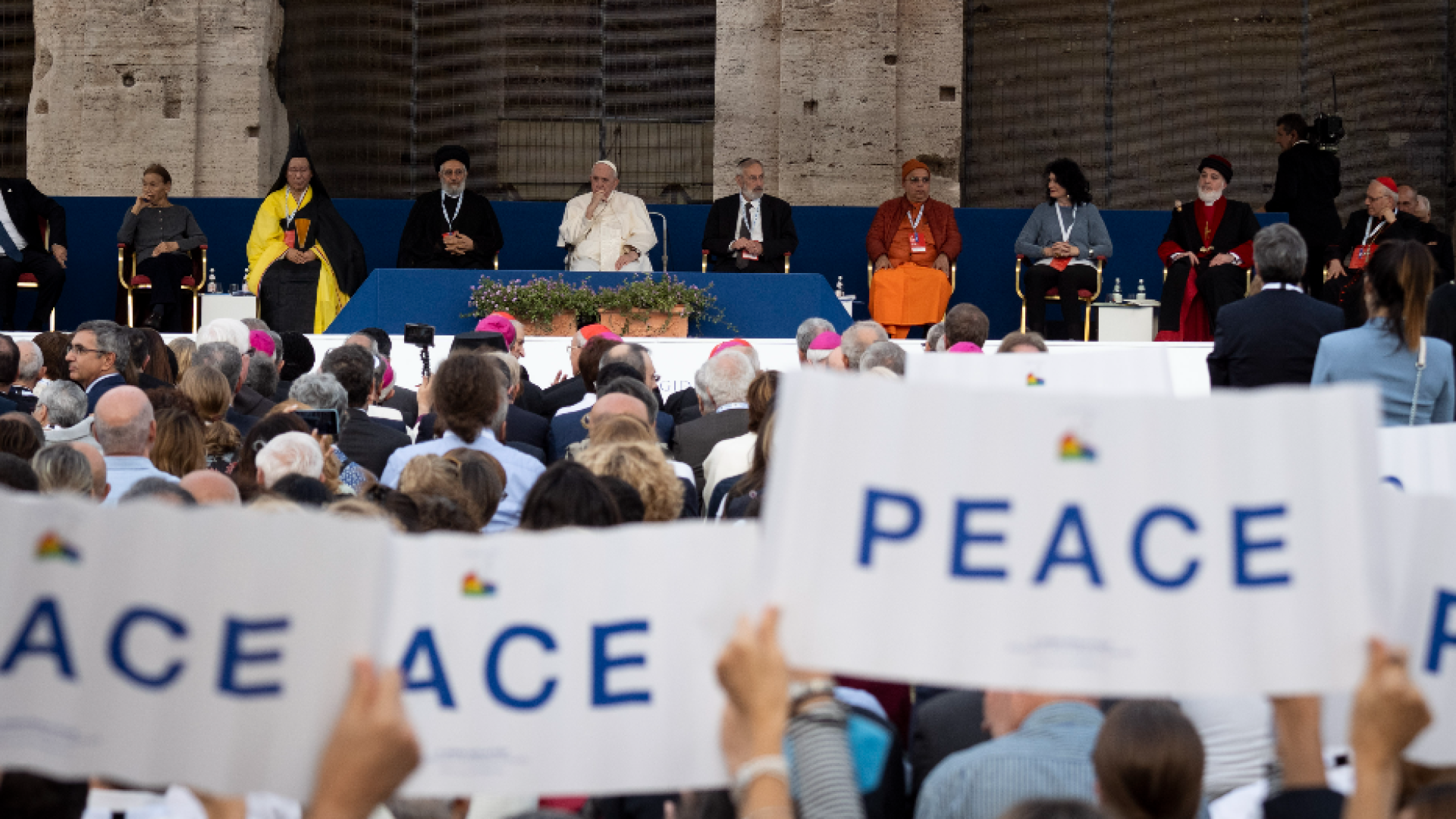 Immagine di Papa Francesco: «Chi governa ascolti il grido della pace»