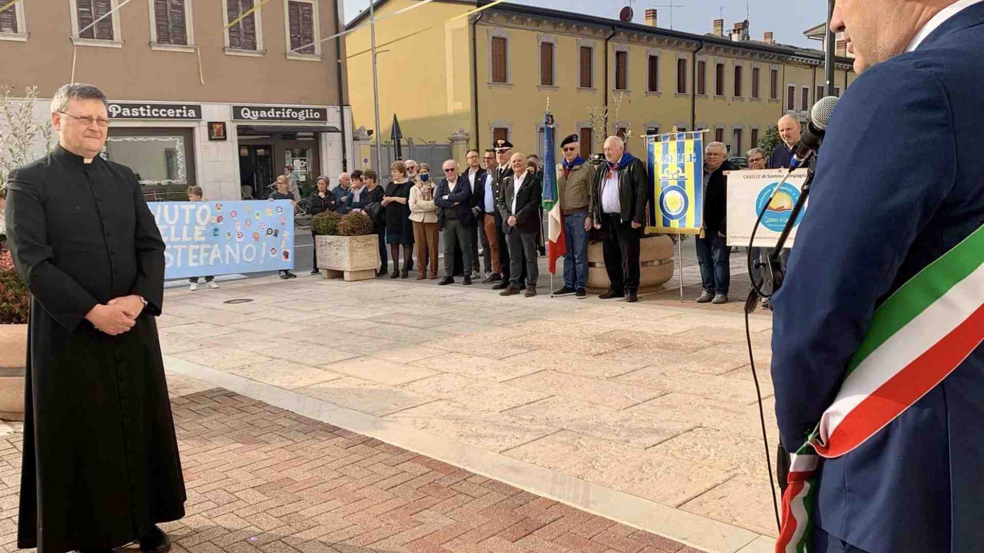Immagine di L'ingresso in chiesa di don Grisi dietro i bimbi della scuola materna