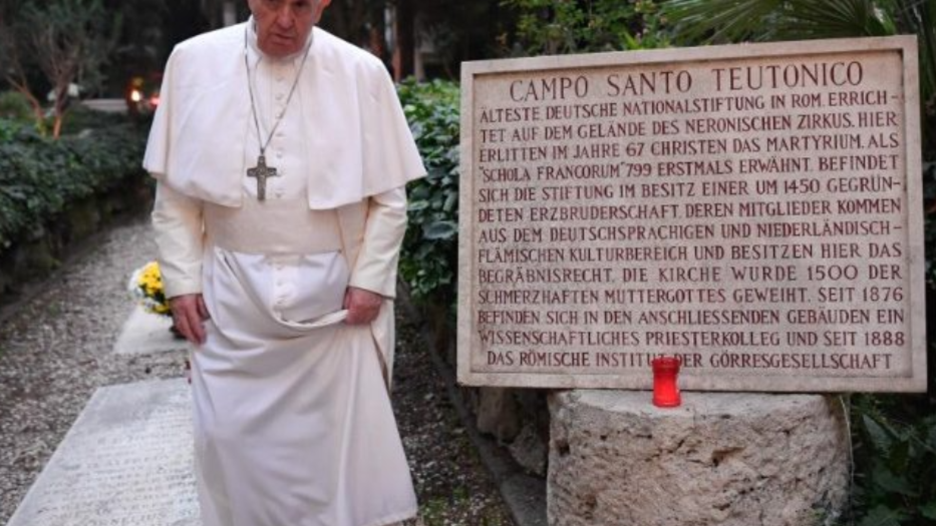 Immagine di Il Papa il 2 novembre in preghiera al Campo Santo Teutonico