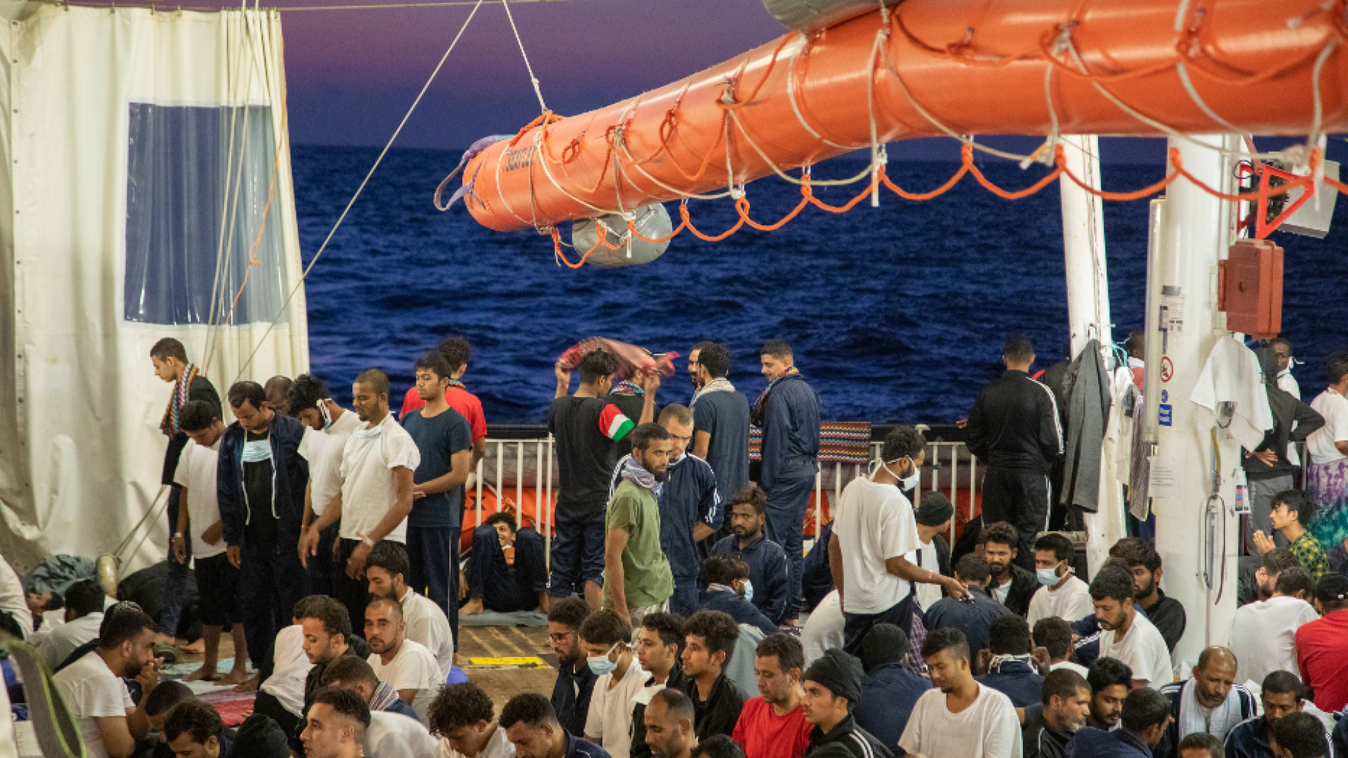 Immagine di Naufragio nell'Egeo, «decine di dispersi». Tre navi di Ong di attesa di porto