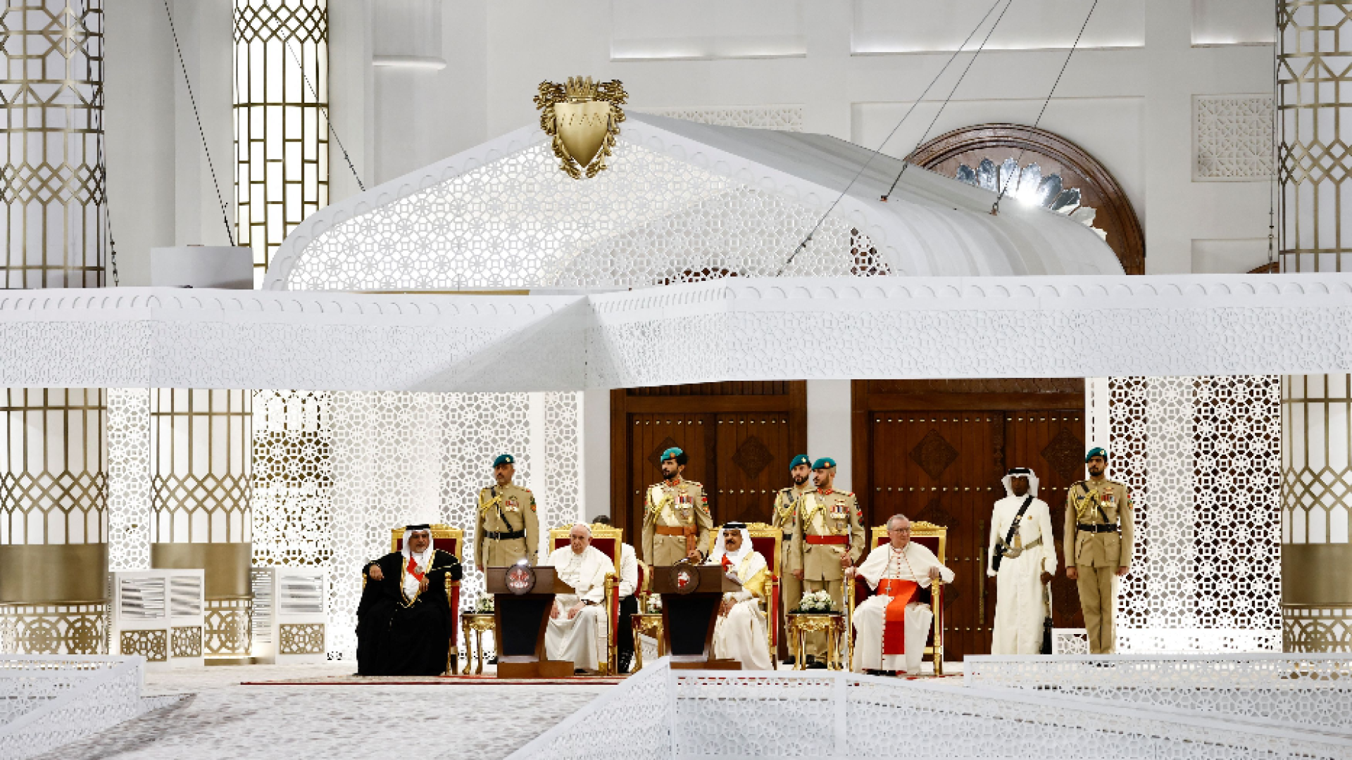 Immagine di L'appello del Papa in Bahrein: «Tacciano le armi, la guerra è mostruosa»