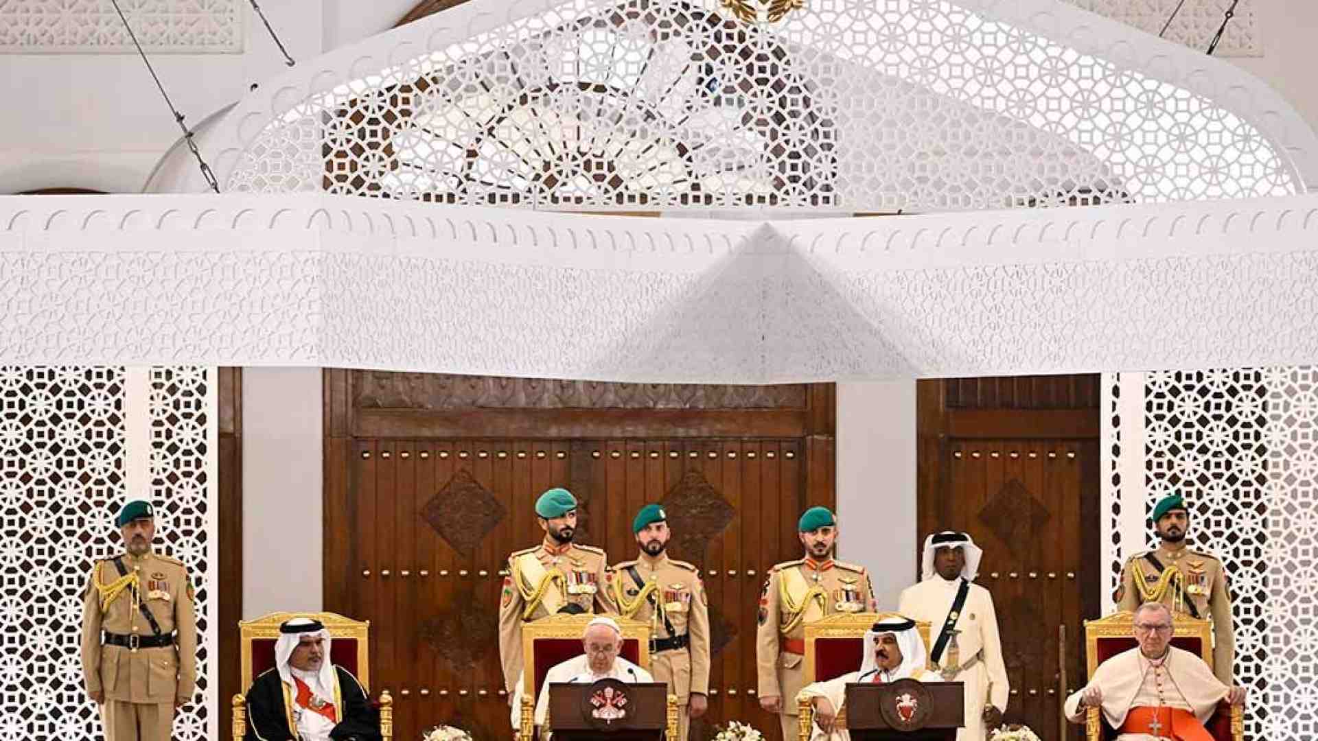 Immagine di Papa in Bahrein: “Tacciano le armi, guerra realtà mostruosa e insensata”