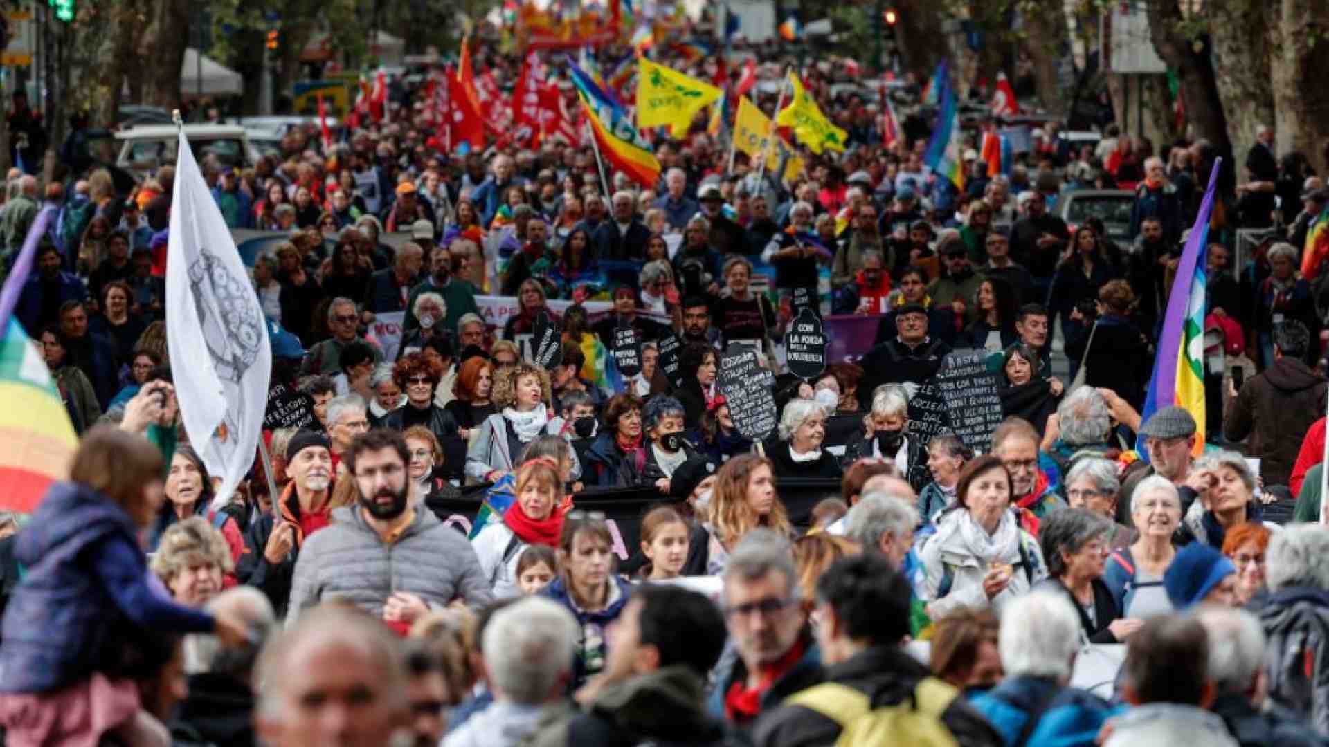 Immagine di Il popolo della pace: «Siamo in 100mila, ora il cessate il fuoco»