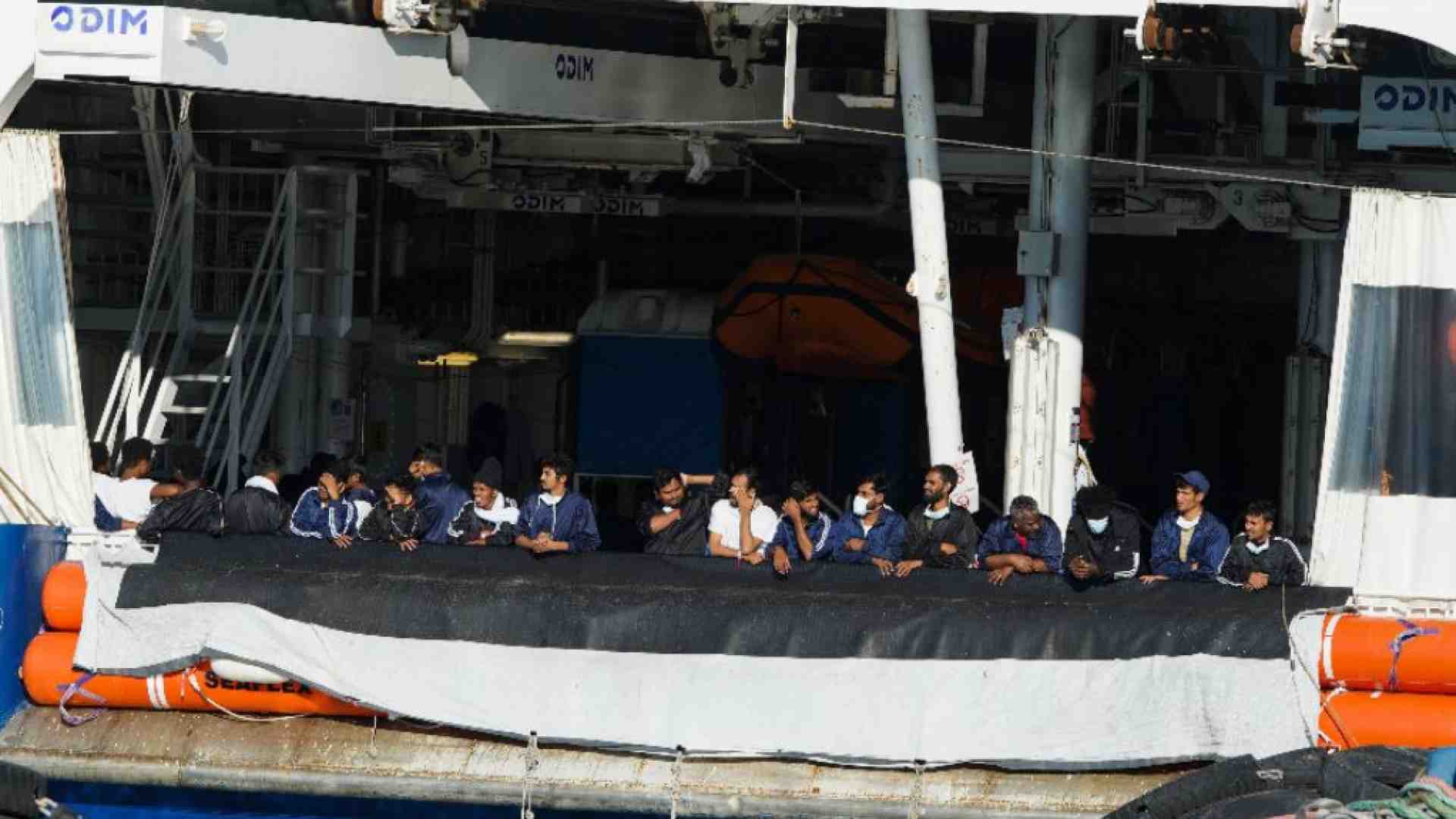 Immagine di A Catania centinaia di naufraghi in attesa sulle navi. Tre si buttano in mare