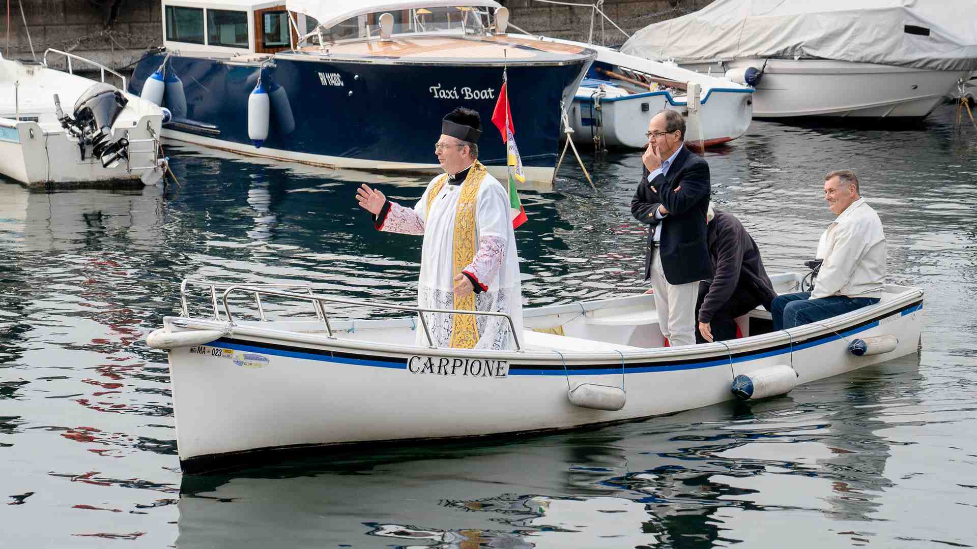 Immagine di Don Malfer, il parroco arrivato dal lago in barca