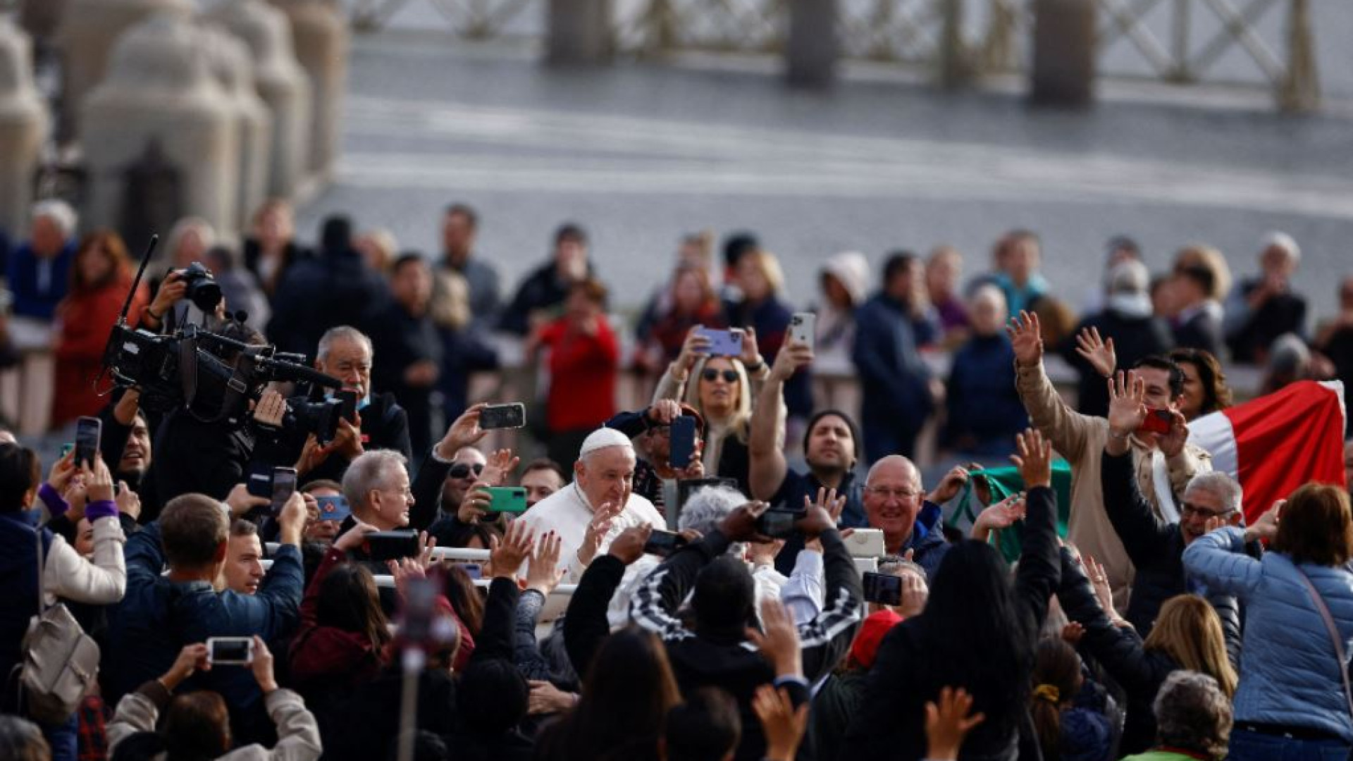 Immagine di Papa Francesco: «Il dialogo è l’ossigeno della pace»