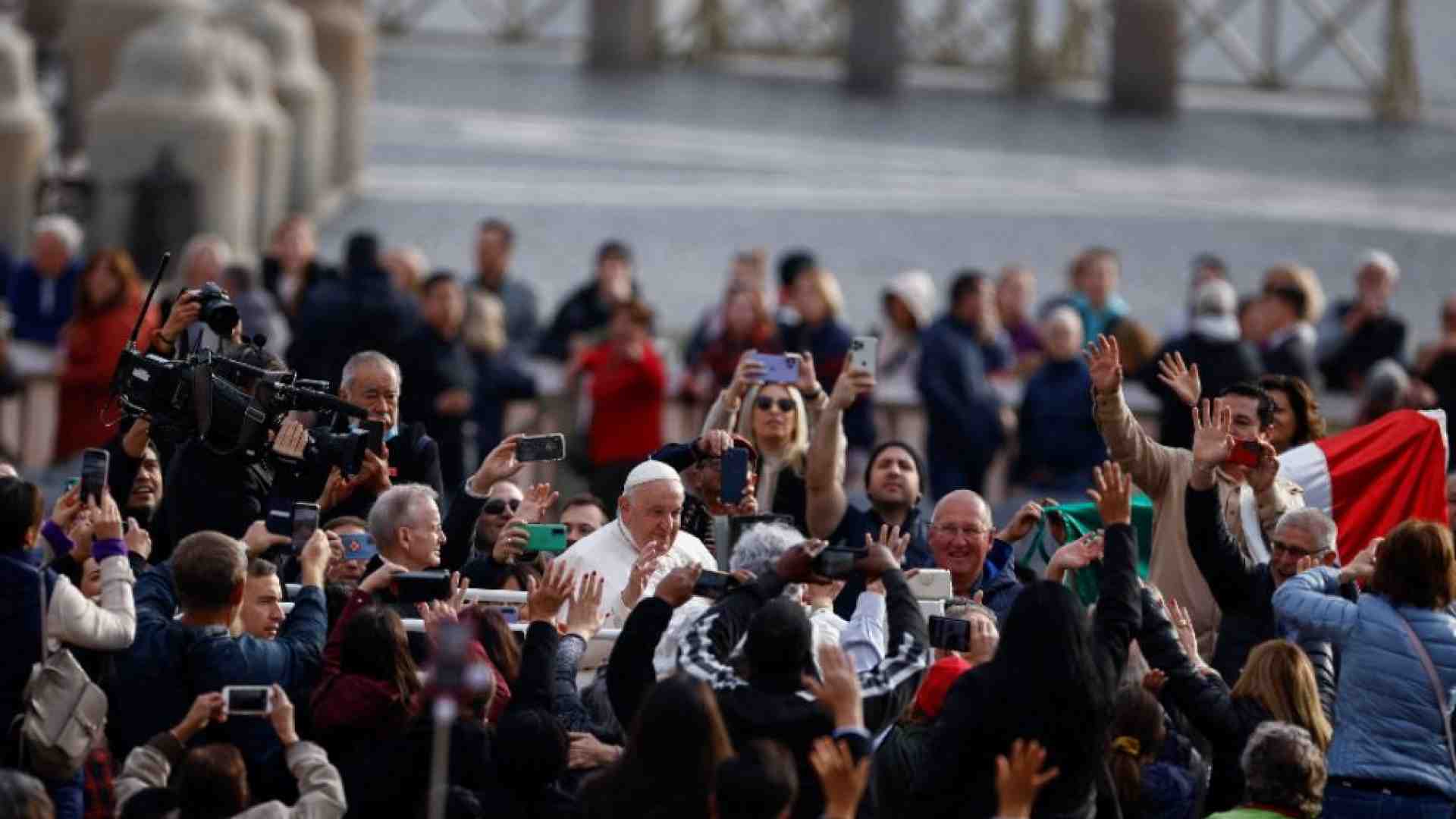 Immagine di Papa Francesco: «Il dialogo è l’ossigeno della pace»
