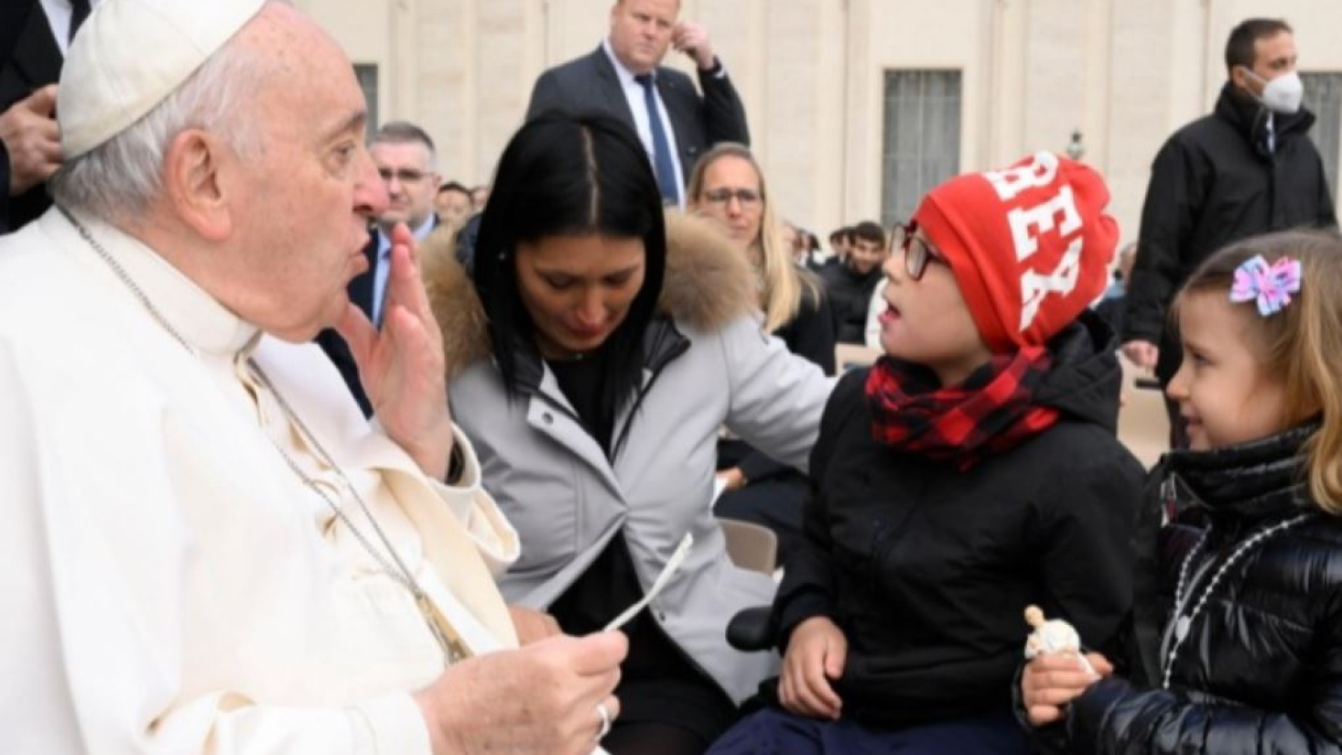 Immagine di Il fuoriprogramma: Paolo torna dal Papa durante l'udienza generale