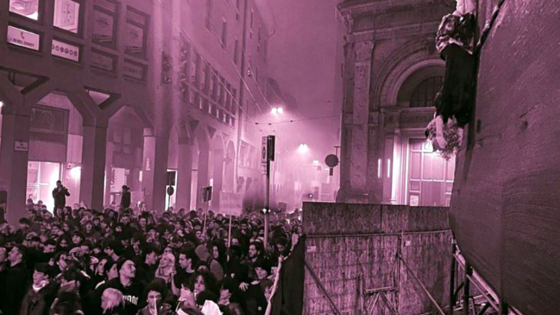 Immagine di Corteo con il manichino di Giorgia Meloni a testa in giù. Condanna bipartisan