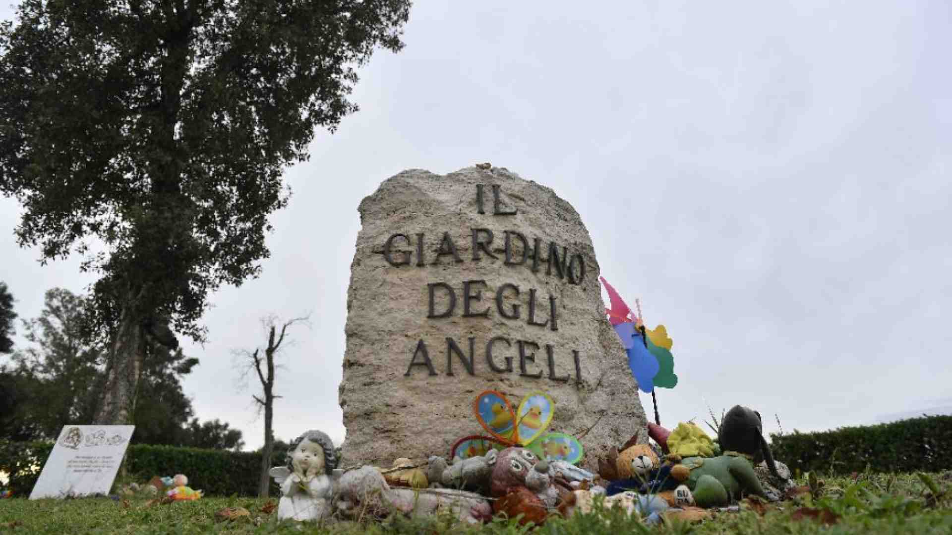 Immagine di Sepoltura feti abortiti. Il nome o il numero: chi siamo, davvero?
