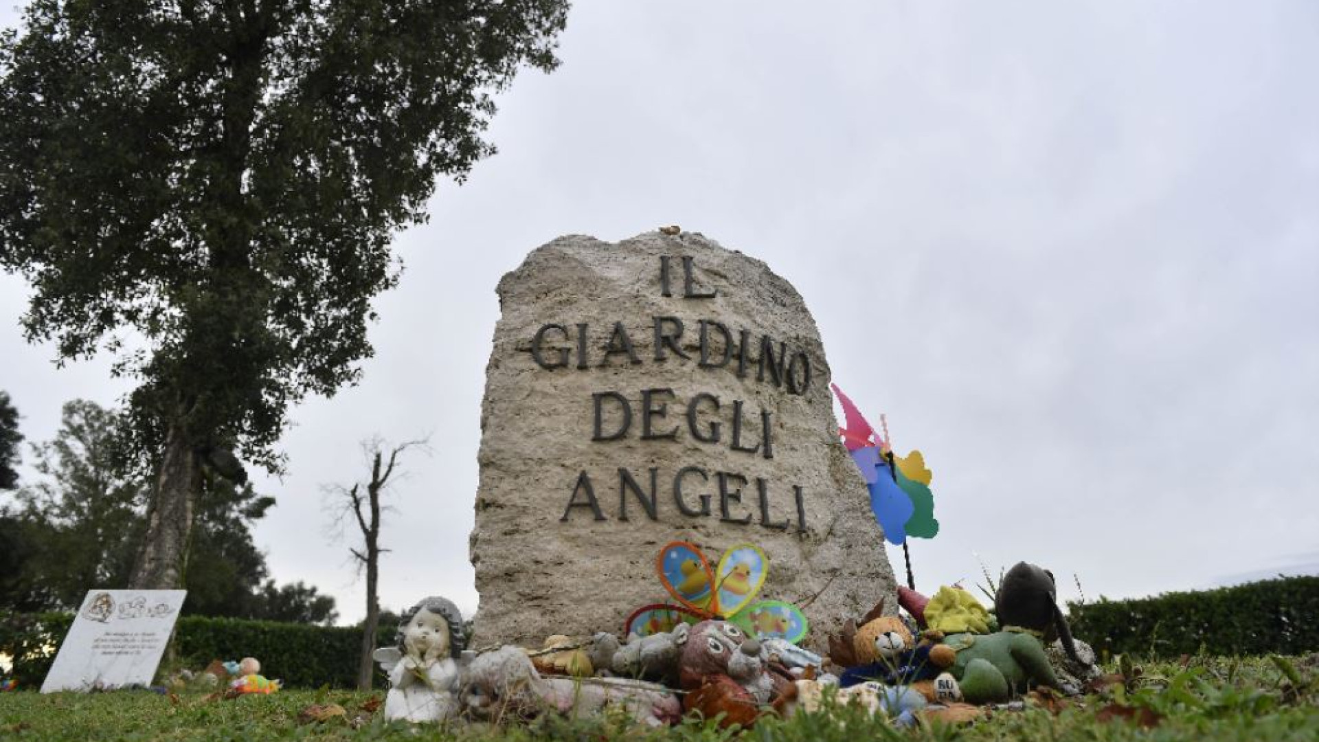 Immagine di Sepoltura feti abortiti. Il nome o il numero: chi siamo, davvero?