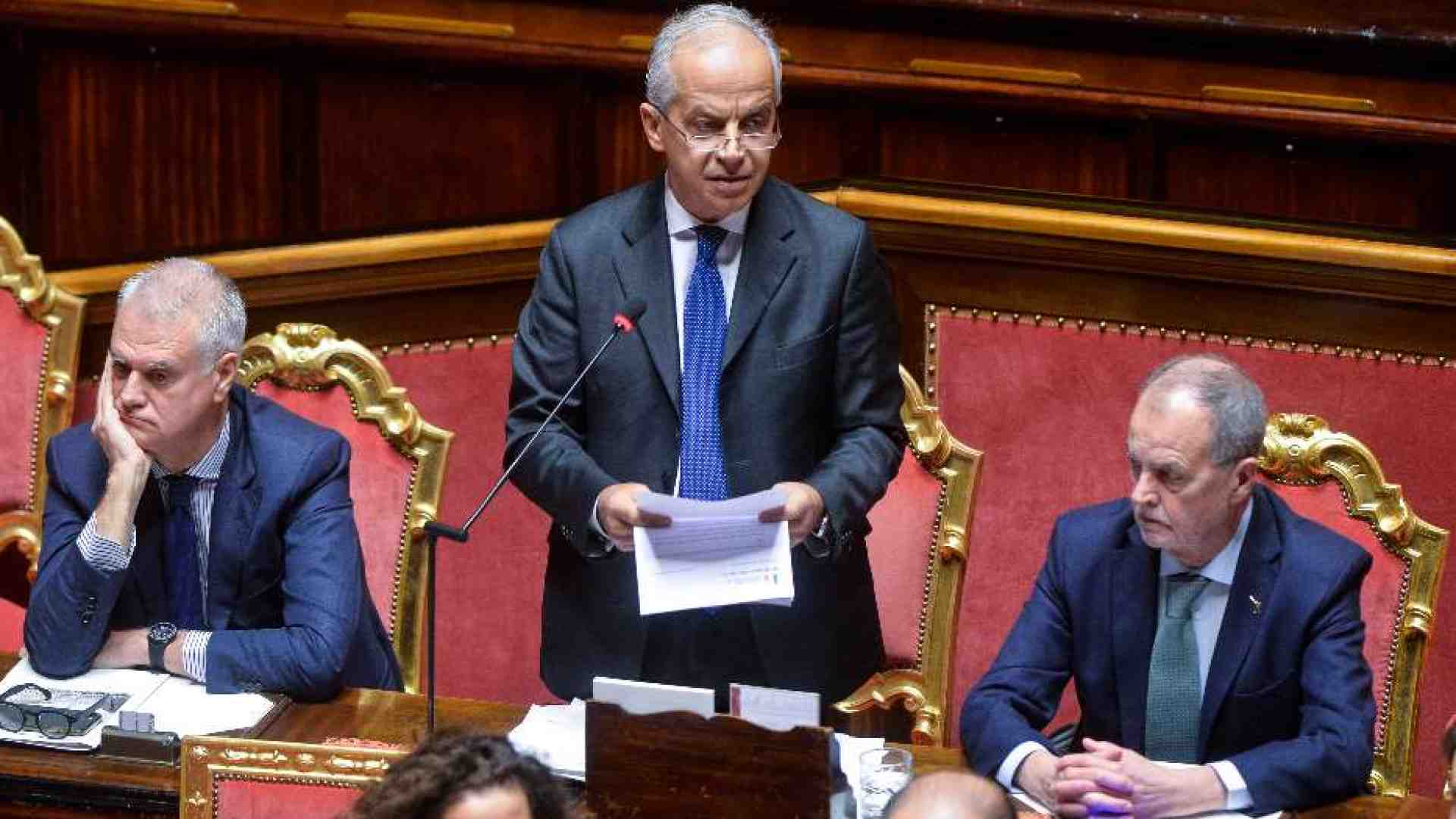 Immagine di Piantedosi in Parlamento: non si entra illegalmente, corridoi per i fragili