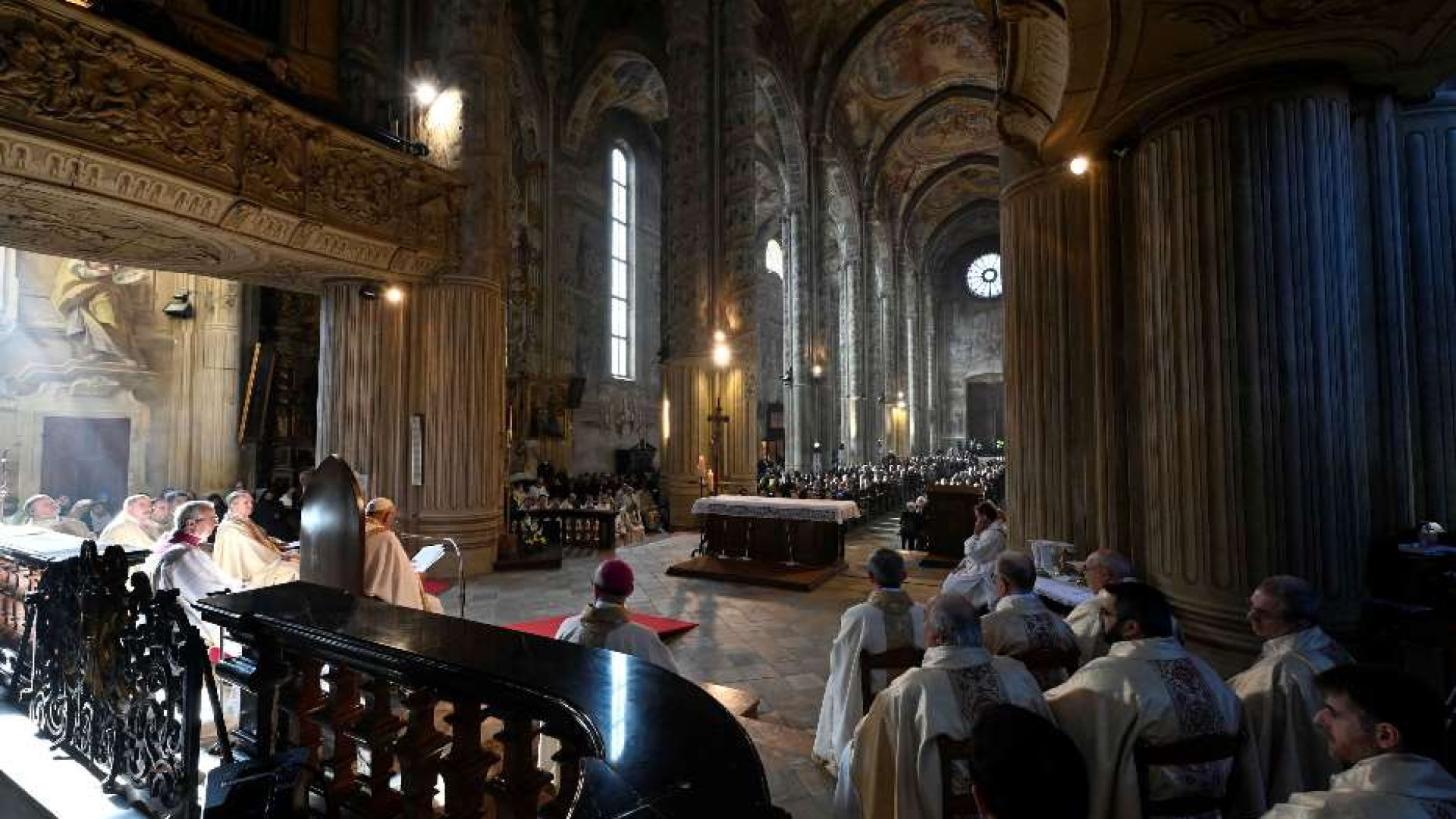 Immagine di Papa Francesco ad Asti: no al contagio letale dell'indifferenza