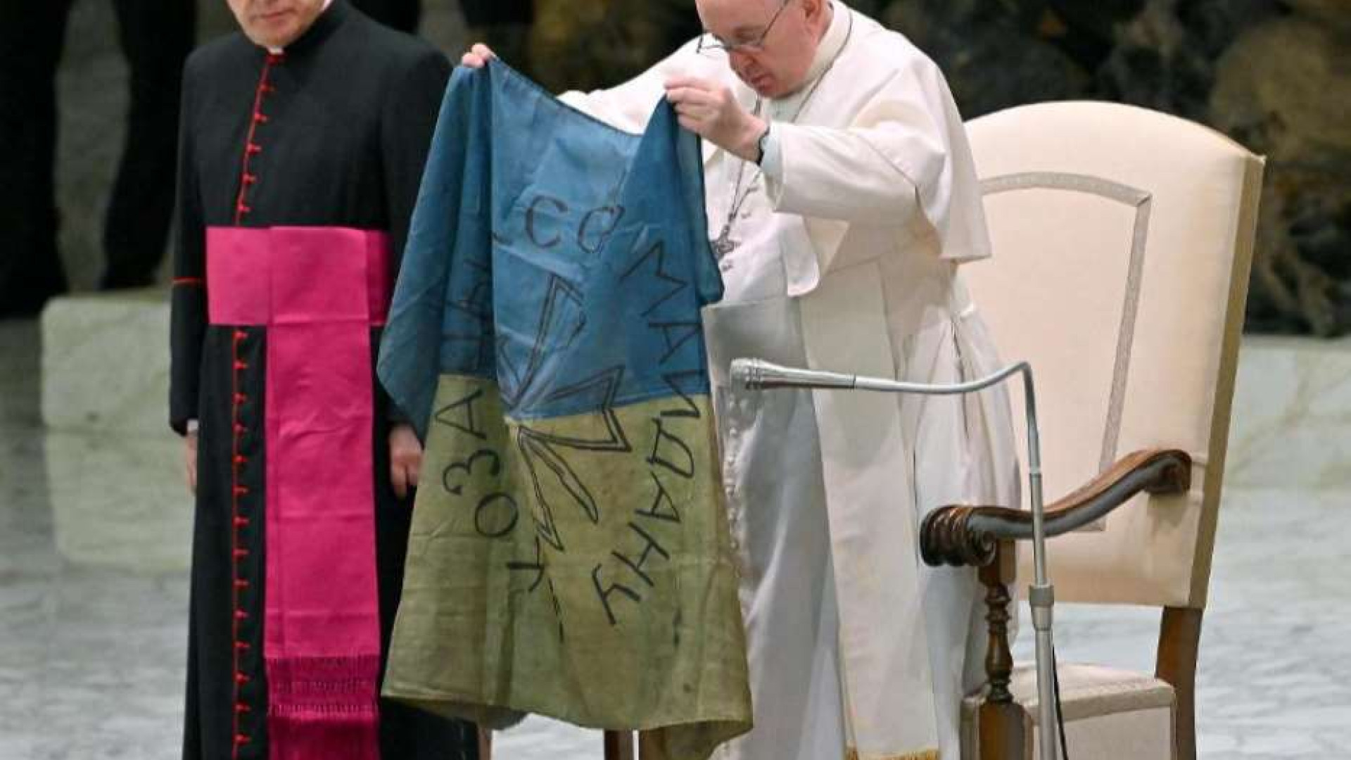 Immagine di Il Papa agli ucraini: il vostro dolore è il mio. «Sono ammirato»