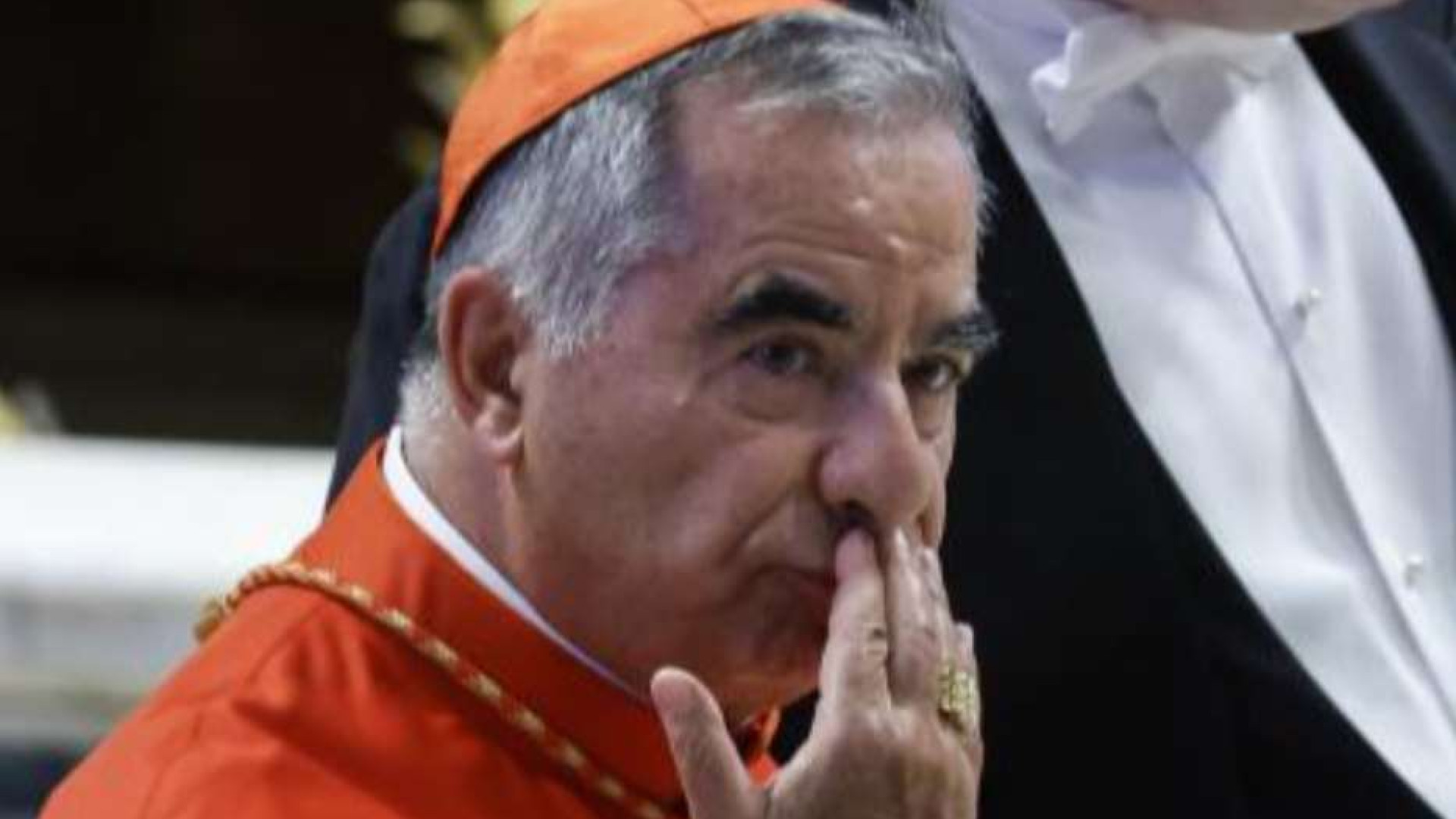Immagine di Becciu, nuova inchiesta in Vaticano. Il cardinale registrò il Papa al telefono
