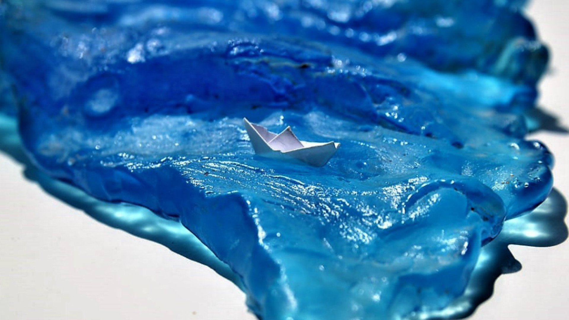 Immagine di La barca “cullata” su un mare di vetro