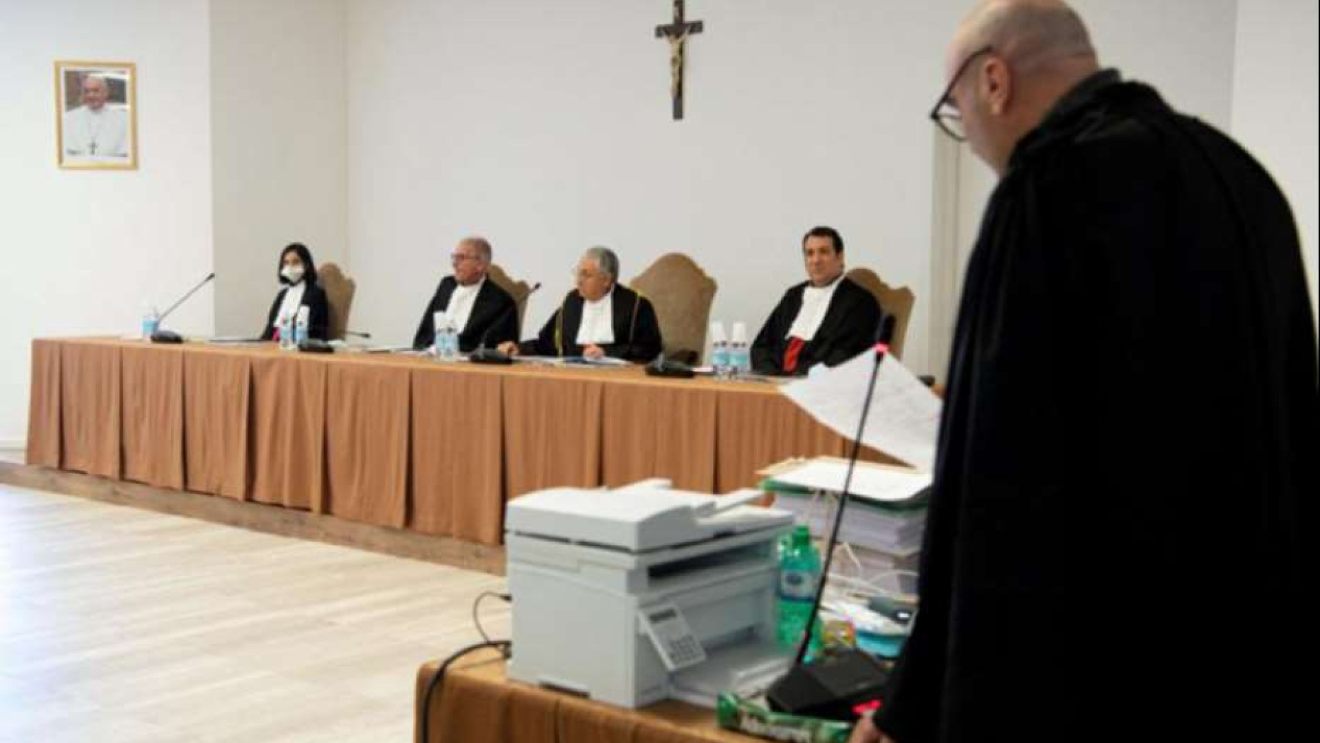 Immagine di Becciu, quei messaggi ai parenti. Da Perlasca accuse e «non ricordo»