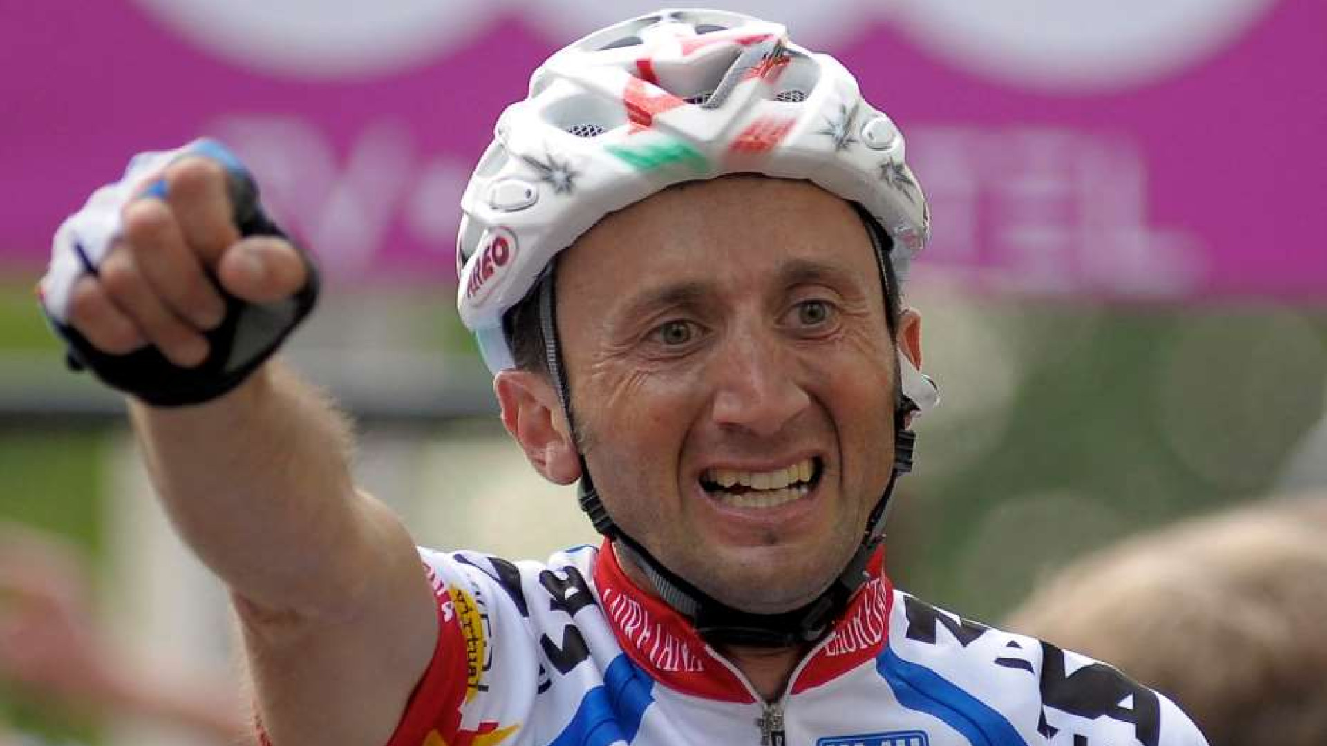 Immagine di L'ex campione di ciclismo Rebellin muore in sella, travolto da un camion