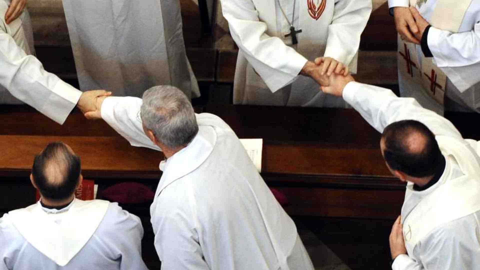 Immagine di Le misure della Cei: sì alle acquasantiere e al segno della pace