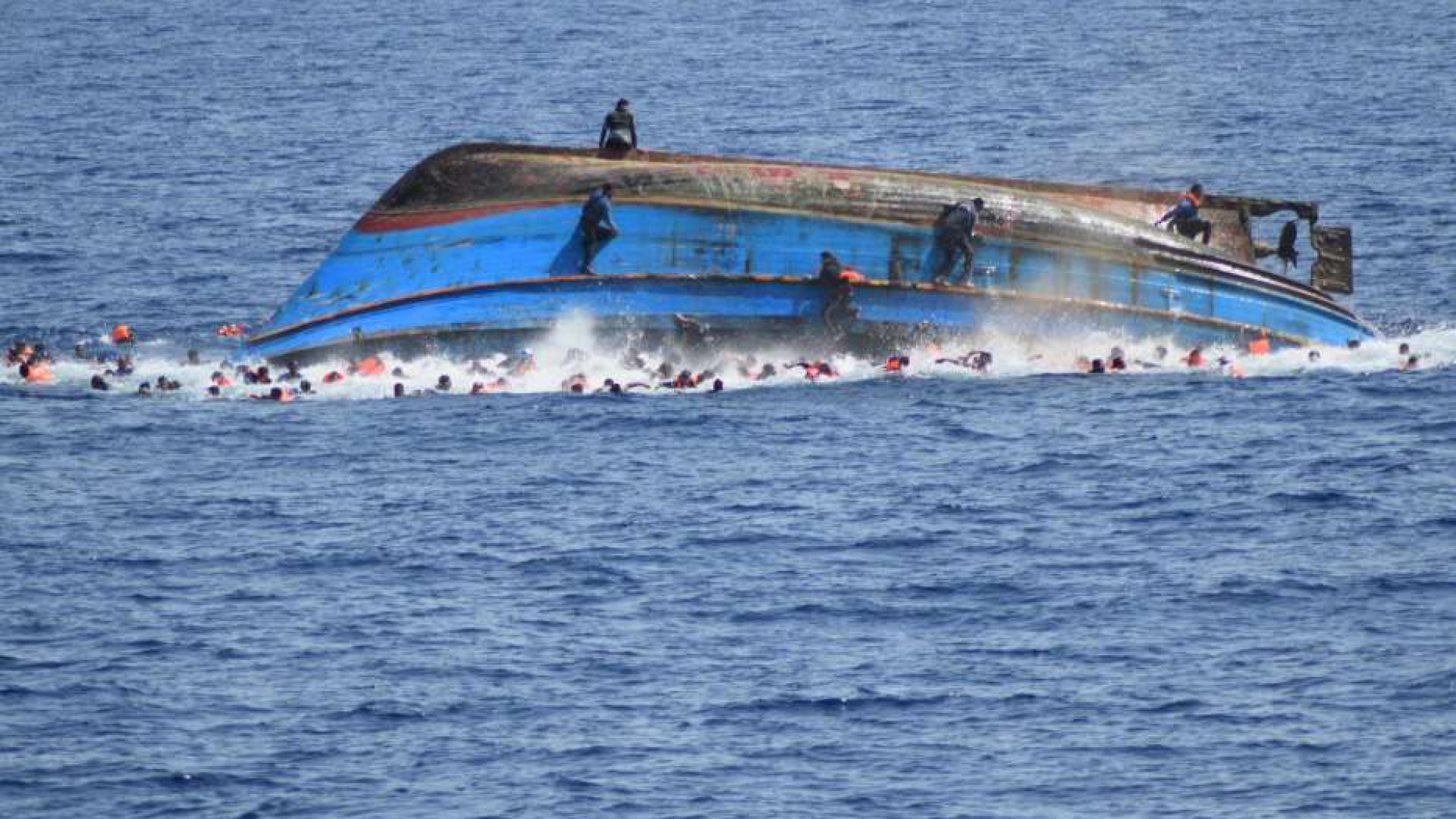 Immagine di Nuovo naufragio a Lampedusa. Si ribalta barcone: 40 finiscono in mare
