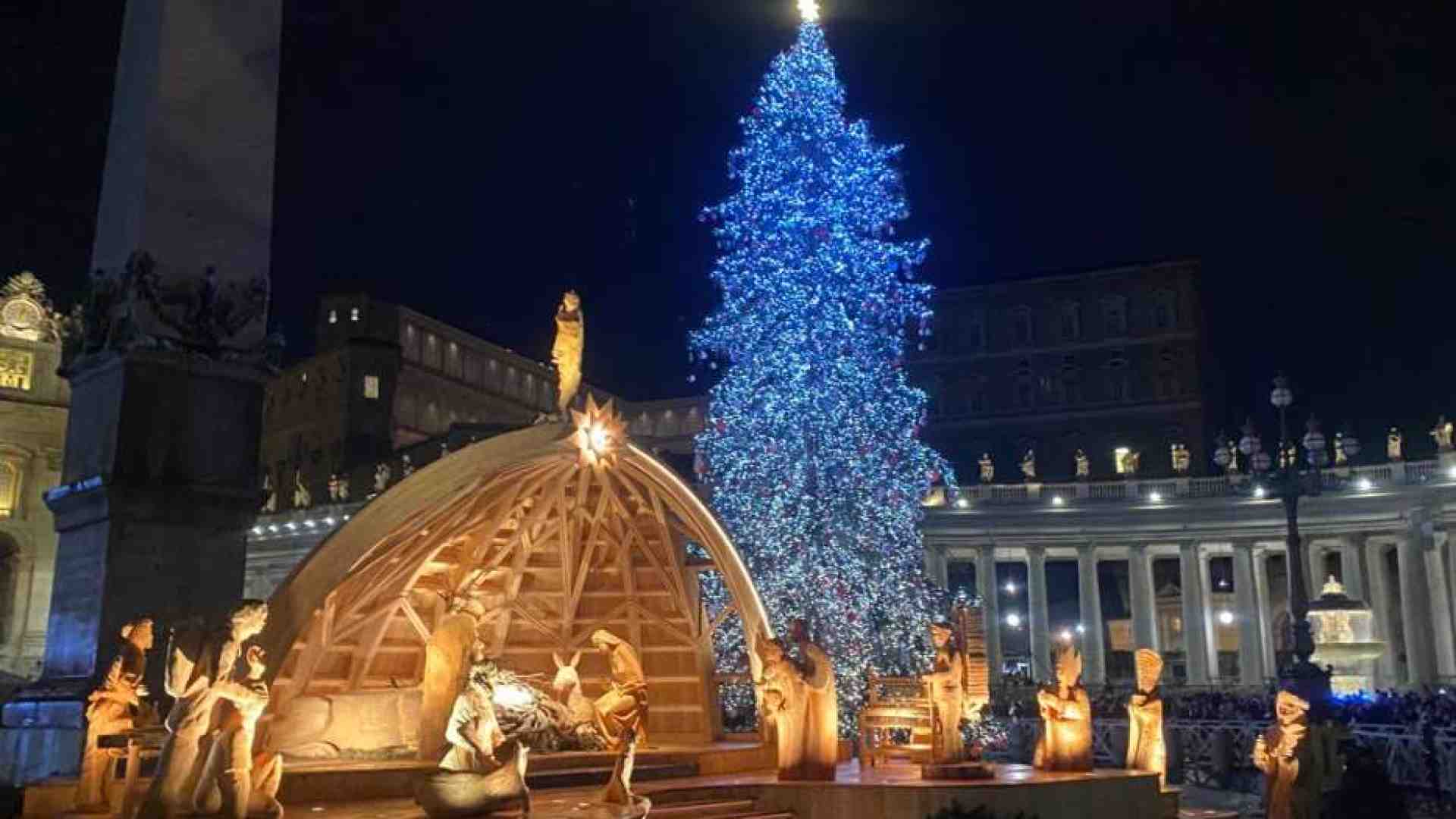 Immagine di Il Papa: incontriamo Gesù nel presepe per farci stupire dalla sua piccolezza