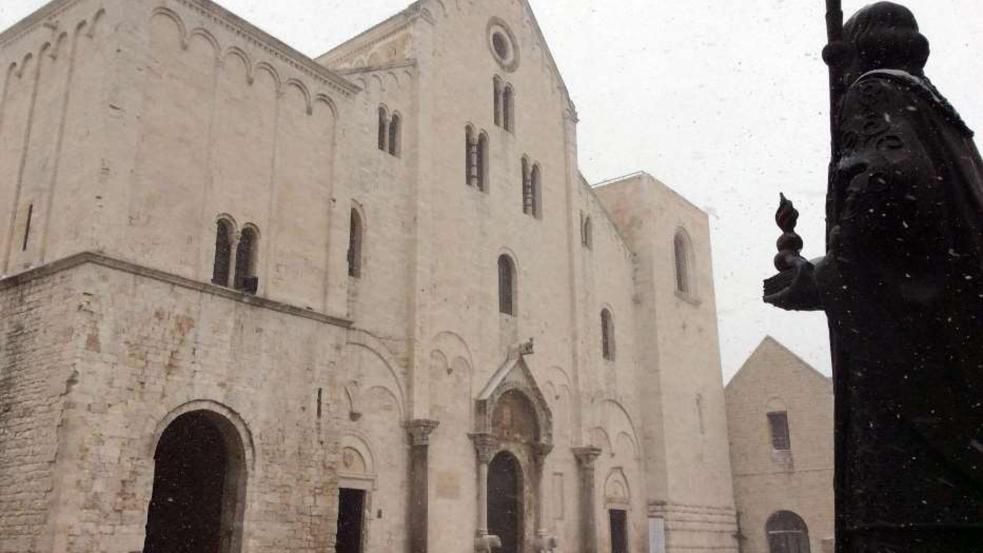 Immagine di La Chiesa italiana prega per la pace sulla tomba di san Nicola a Bari