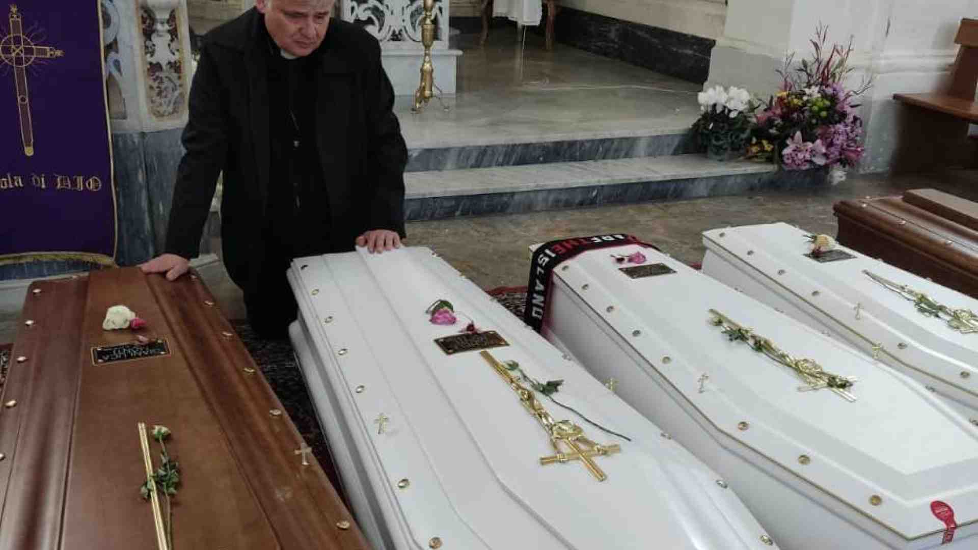 Immagine di L'elemosiniere di papa Francesco vicino ai familiari delle vittime