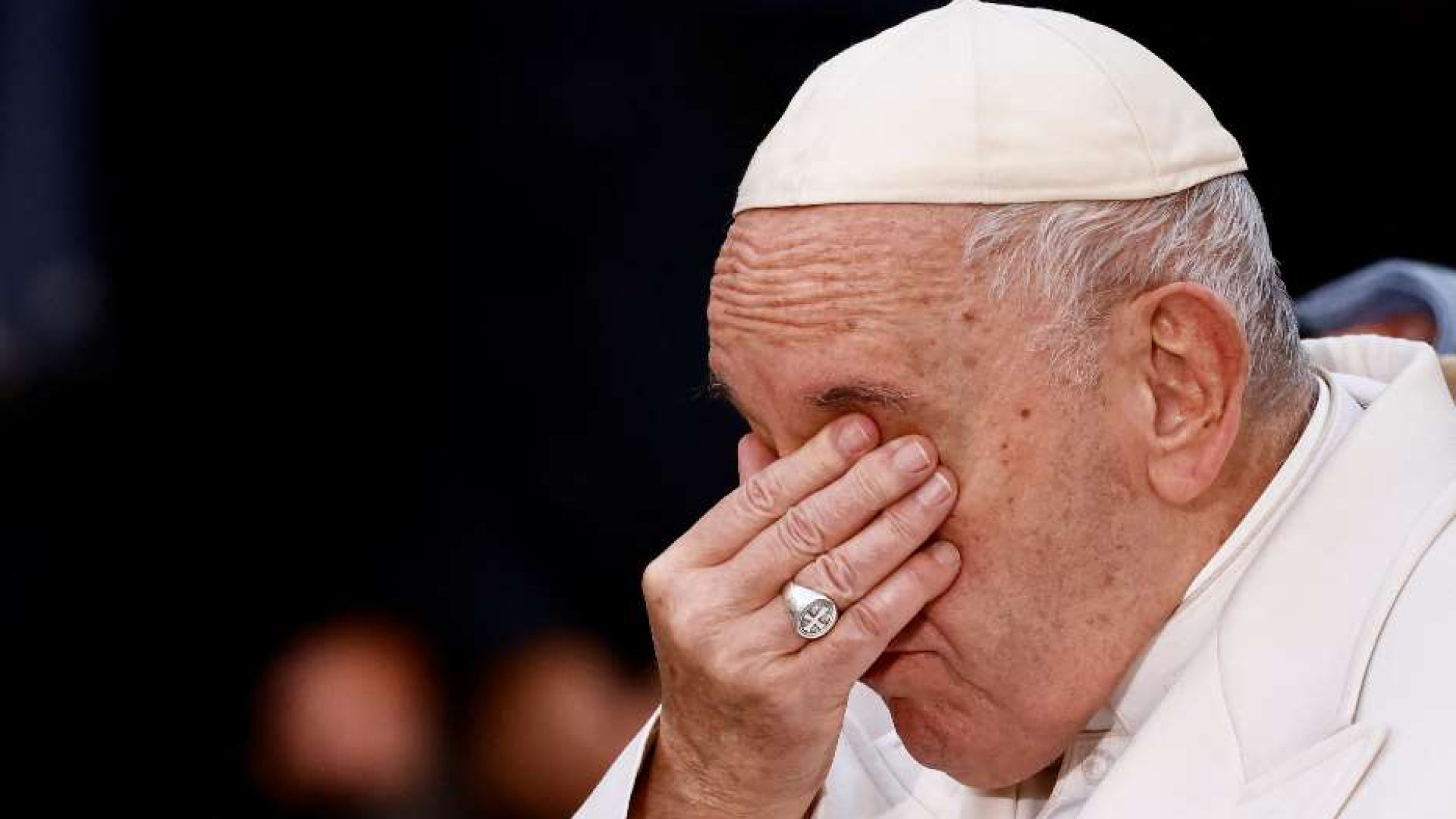 Immagine di Papa Francesco prega l'Immacolata per l'Ucraina. E si commuove