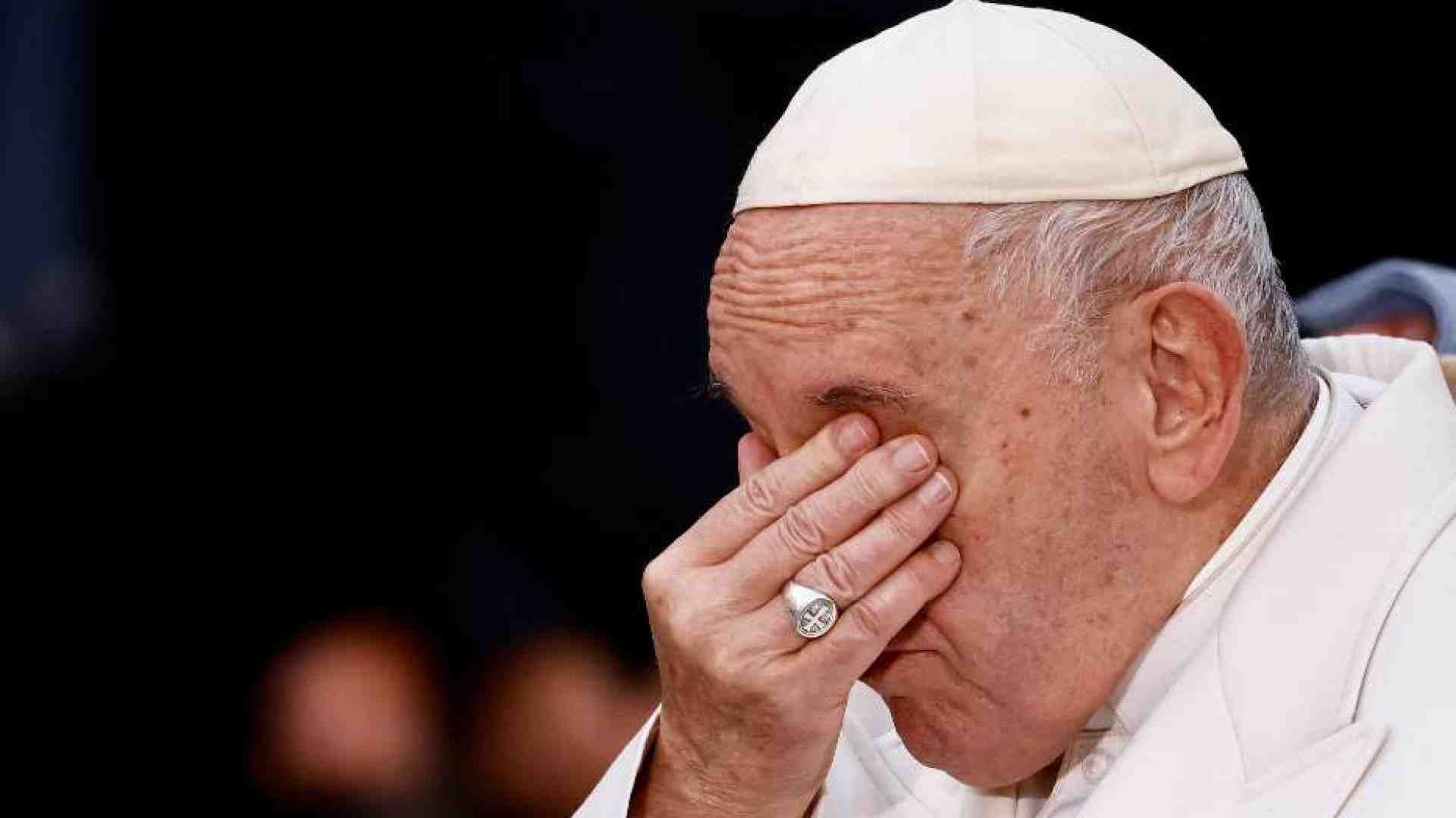 Immagine di Papa Francesco prega l'Immacolata per l'Ucraina. E si commuove