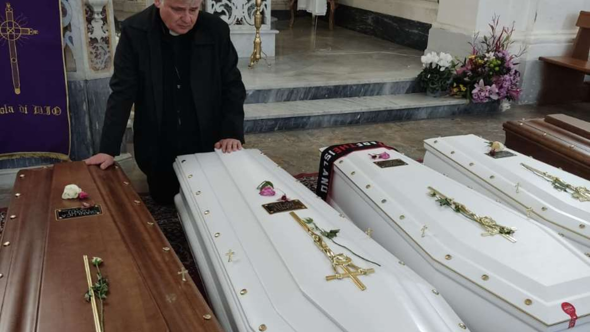 Immagine di L'elemosiniere di papa Francesco vicino ai familiari delle vittime