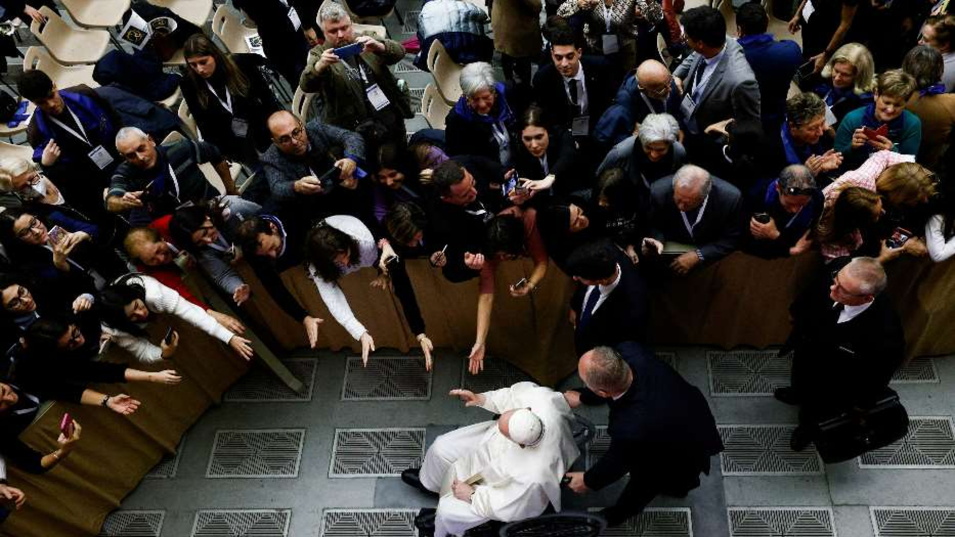 Immagine di Il Papa: «contratti dignitosi e non da fame per chi lavora»
