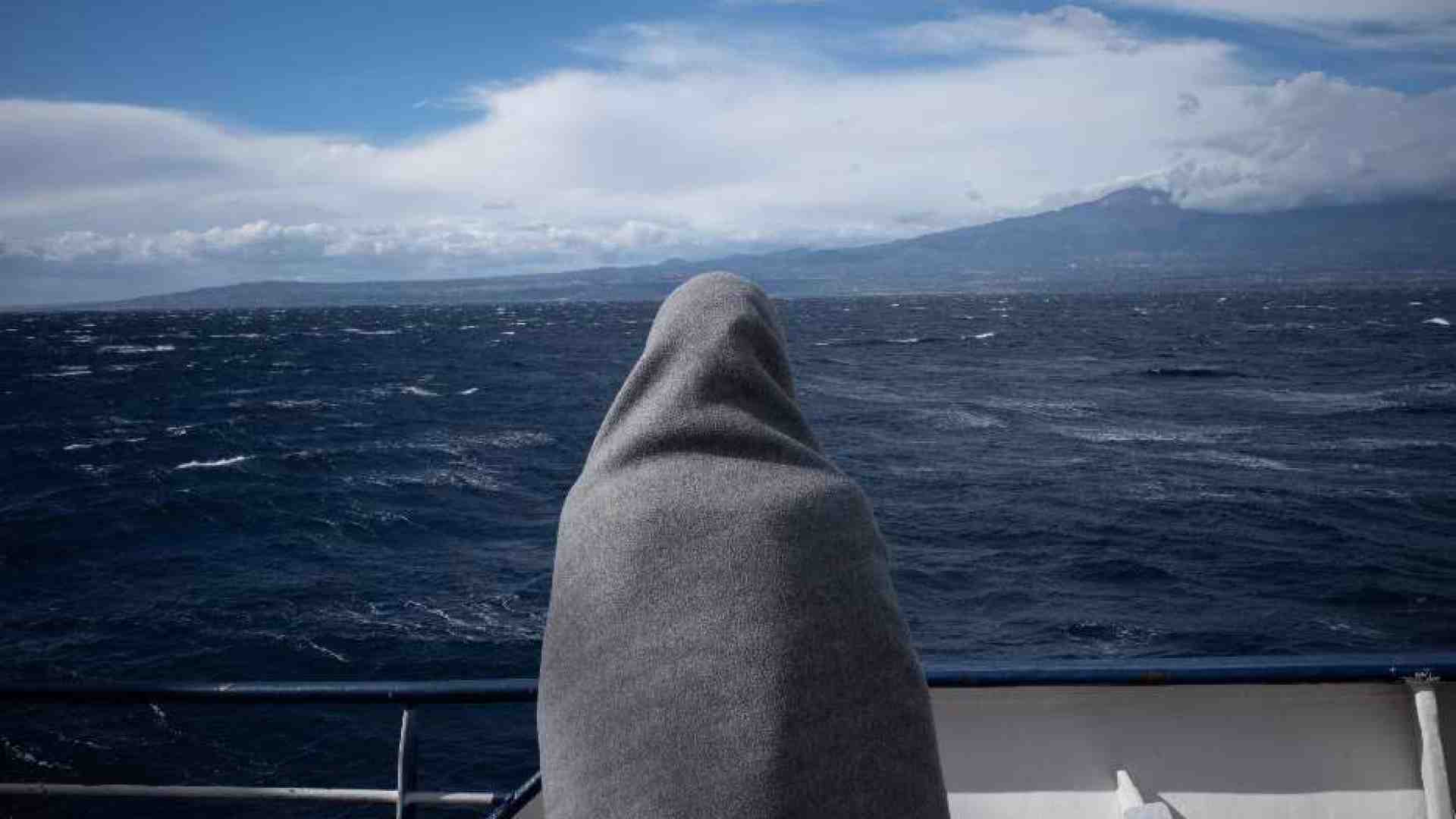 Immagine di Naufraghi soccorsi da Louise Michel a terra, ma altre due navi Ong in attesa