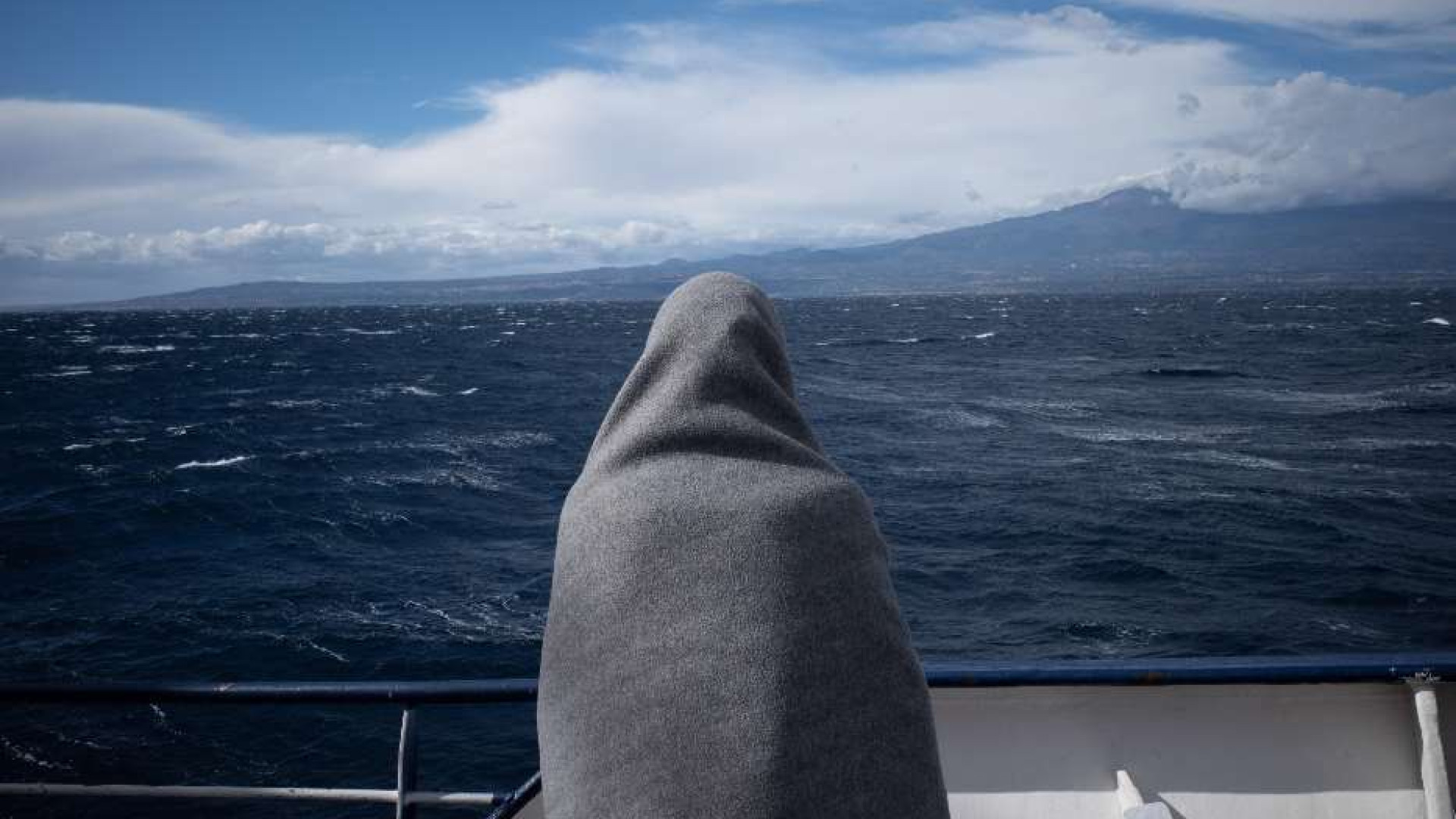 Immagine di Naufraghi soccorsi da Louise Michel a terra, ma altre due navi Ong in attesa