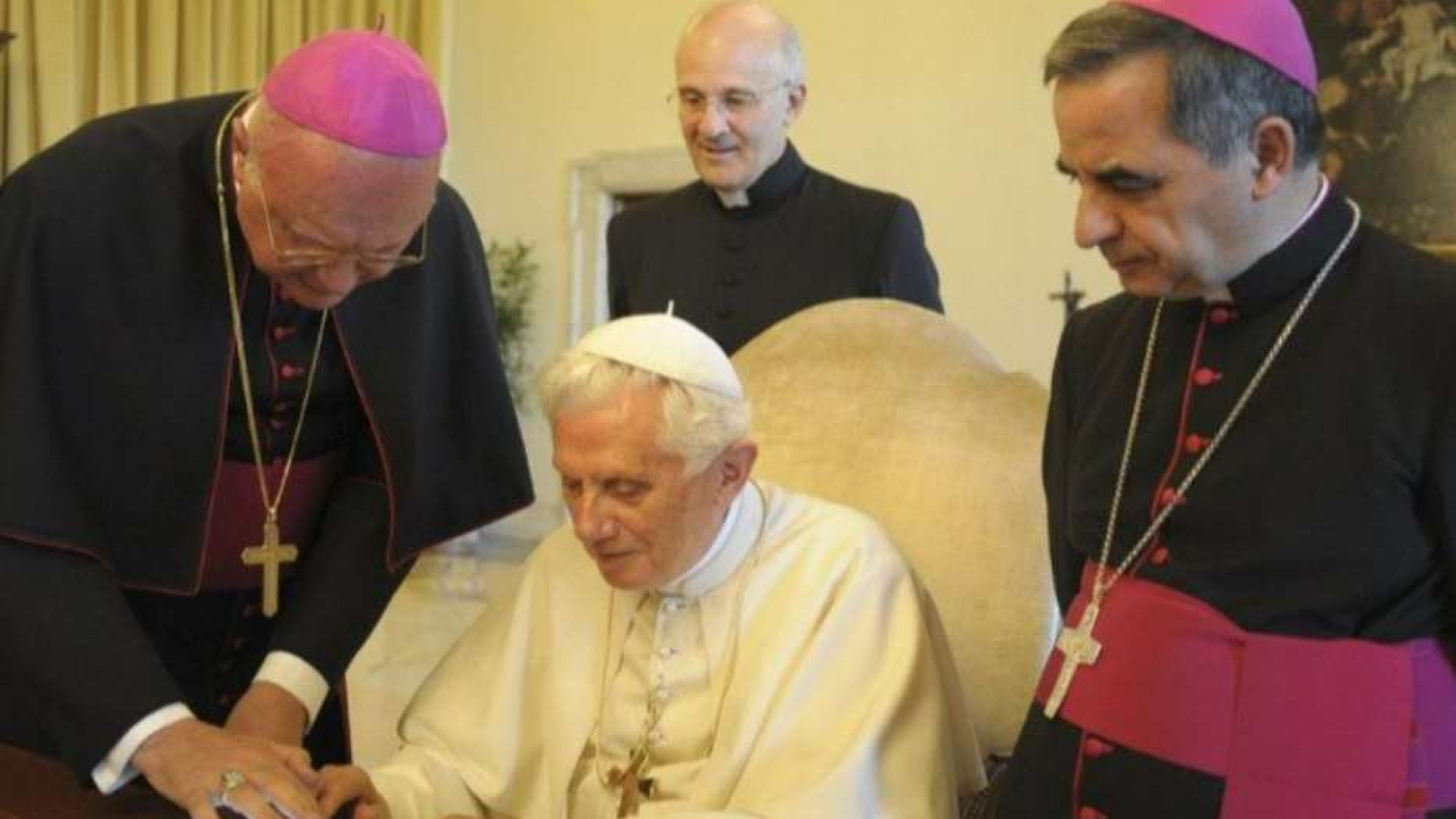 Immagine di L'account Twitter del Papa, inaugurato da Benedetto XVI, ha già dieci anni
