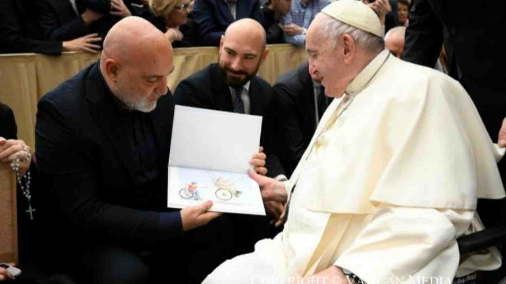 Immagine di Un dono di compleanno anticipato dallo street artist Maupal a papa Francesco