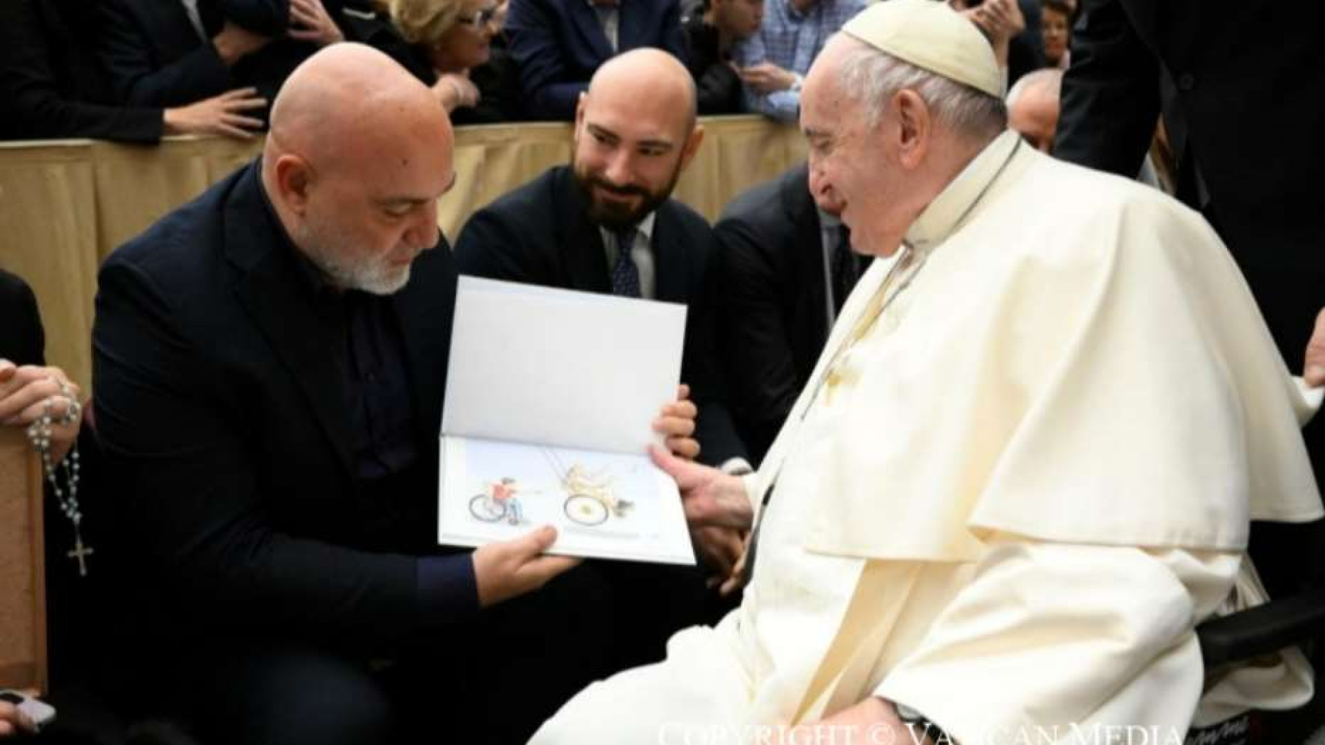 Immagine di Un dono di compleanno anticipato dallo street artist Maupal a papa Francesco
