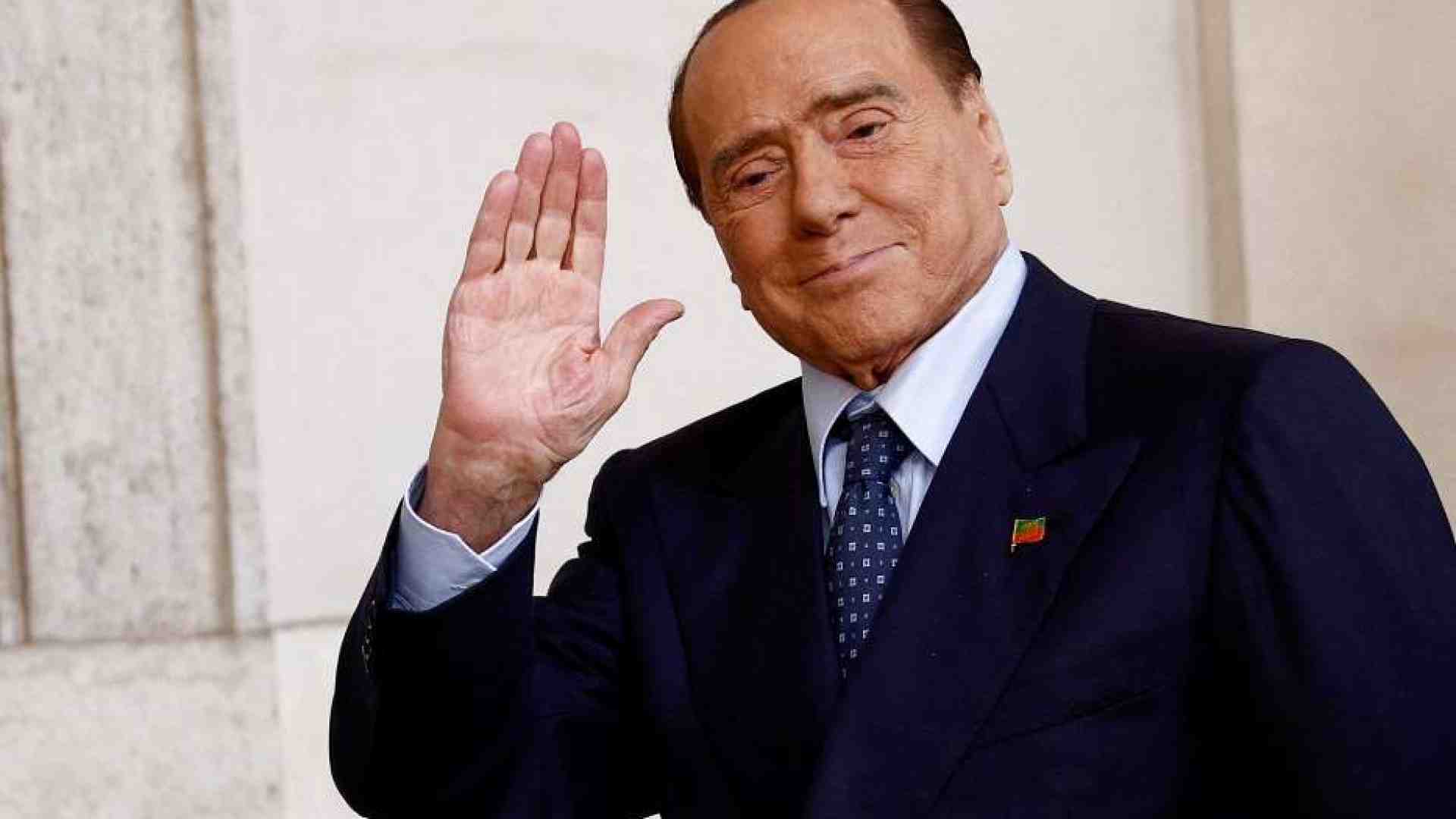 Immagine di Berlusconi e la battuta sulle donne nello spogliatoio: che tristezza, senatore