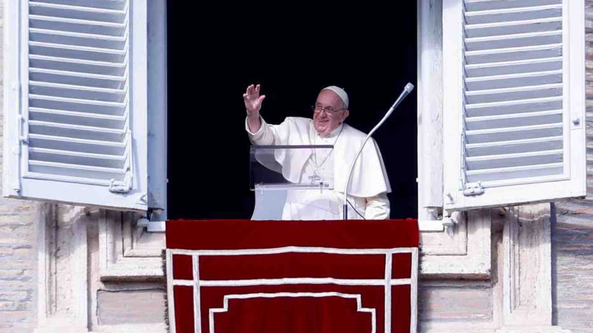 Immagine di Papa Francesco: nelle crisi non cedere alla rabbia, aprirsi alle sorprese