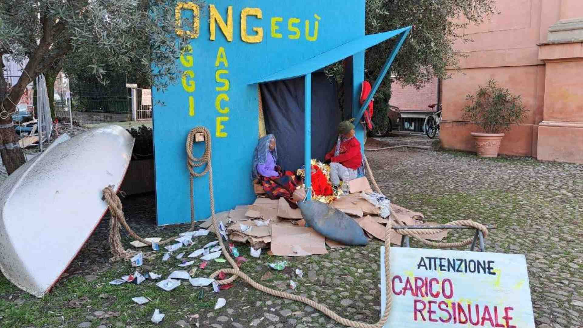 Immagine di Il presepe dei migranti: la Natività rappresentata su una barca delle Ong