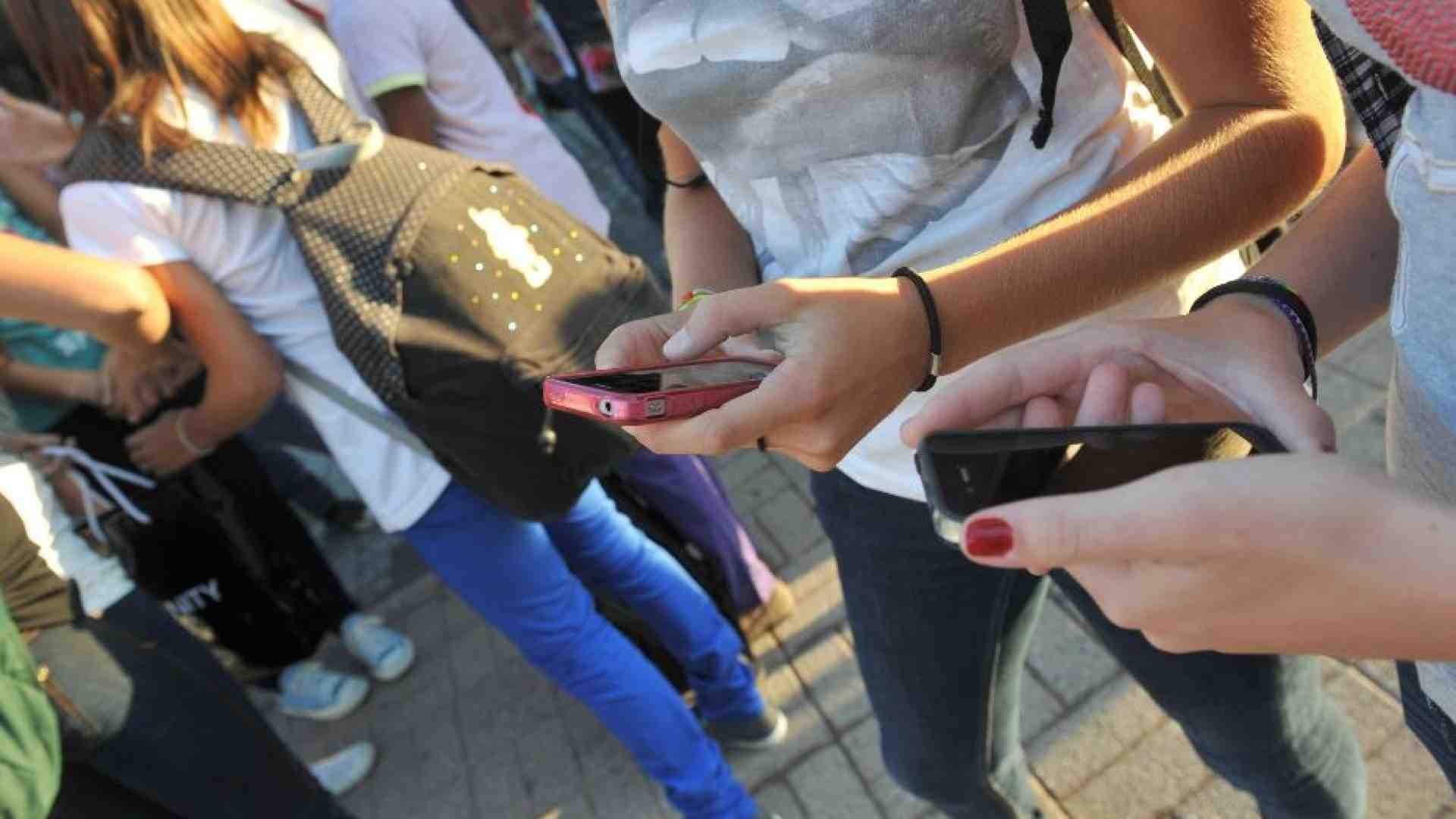 Immagine di Stop ai cellulari in classe: la circolare (subito in vigore) del Ministero
