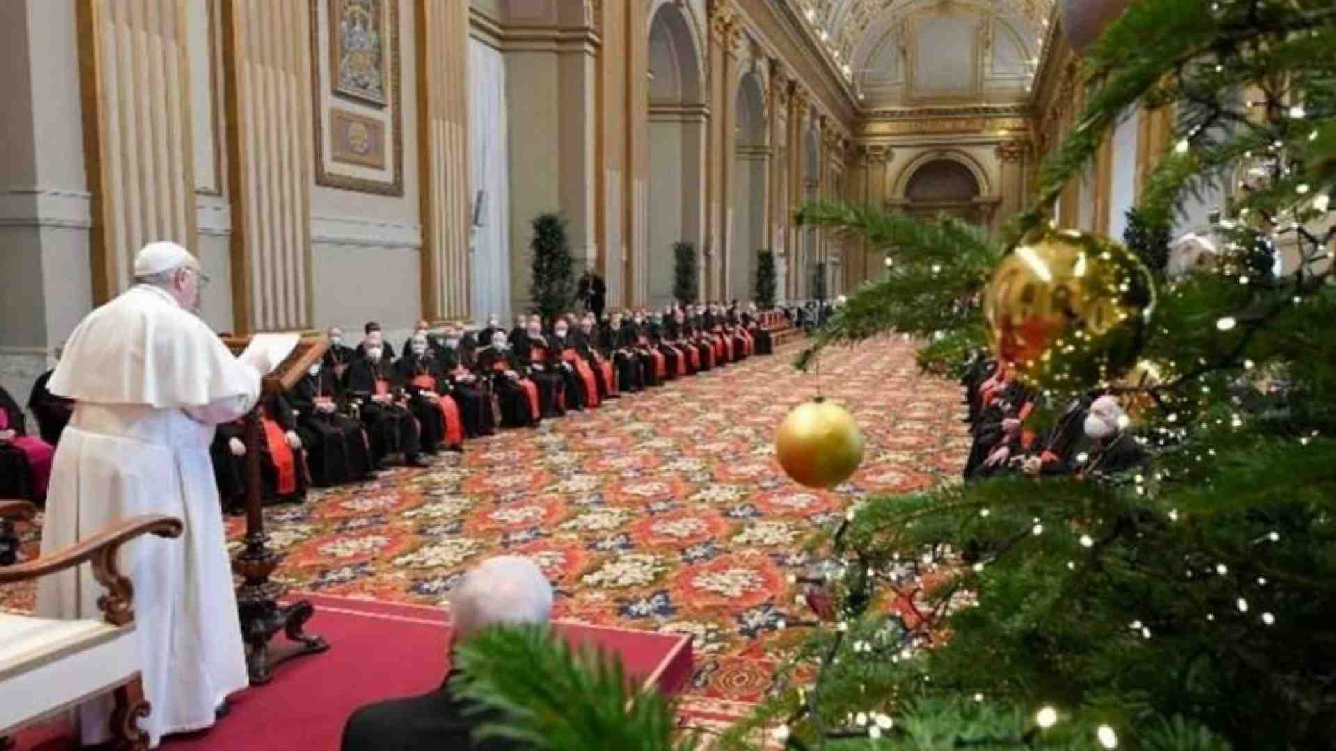 Immagine di Il Papa alla Curia: gli abusi di potere sono come la violenza delle armi