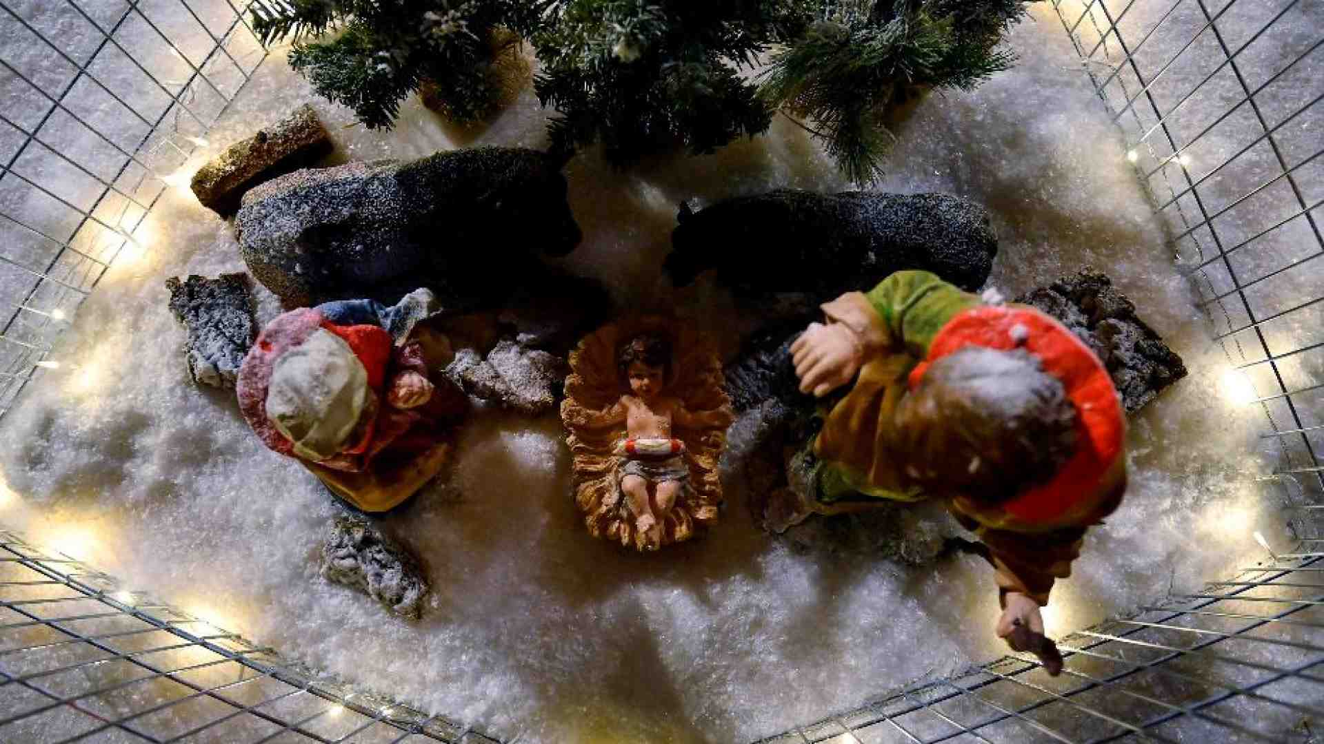 Immagine di Da Teresina a "Tu scendi dalle stelle" i santi che hanno "vissuto" il Natale